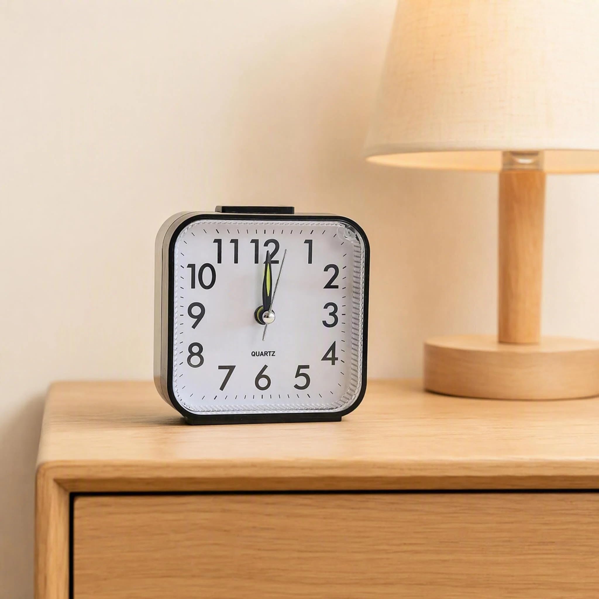 VunKibala Silent Analogue Alarm Clock with Snooze & Night Light, Battery Operated Bedside Clock with Quiet Quartz Movement, Compact Travel Alarm Clock for Bedroom Office Study