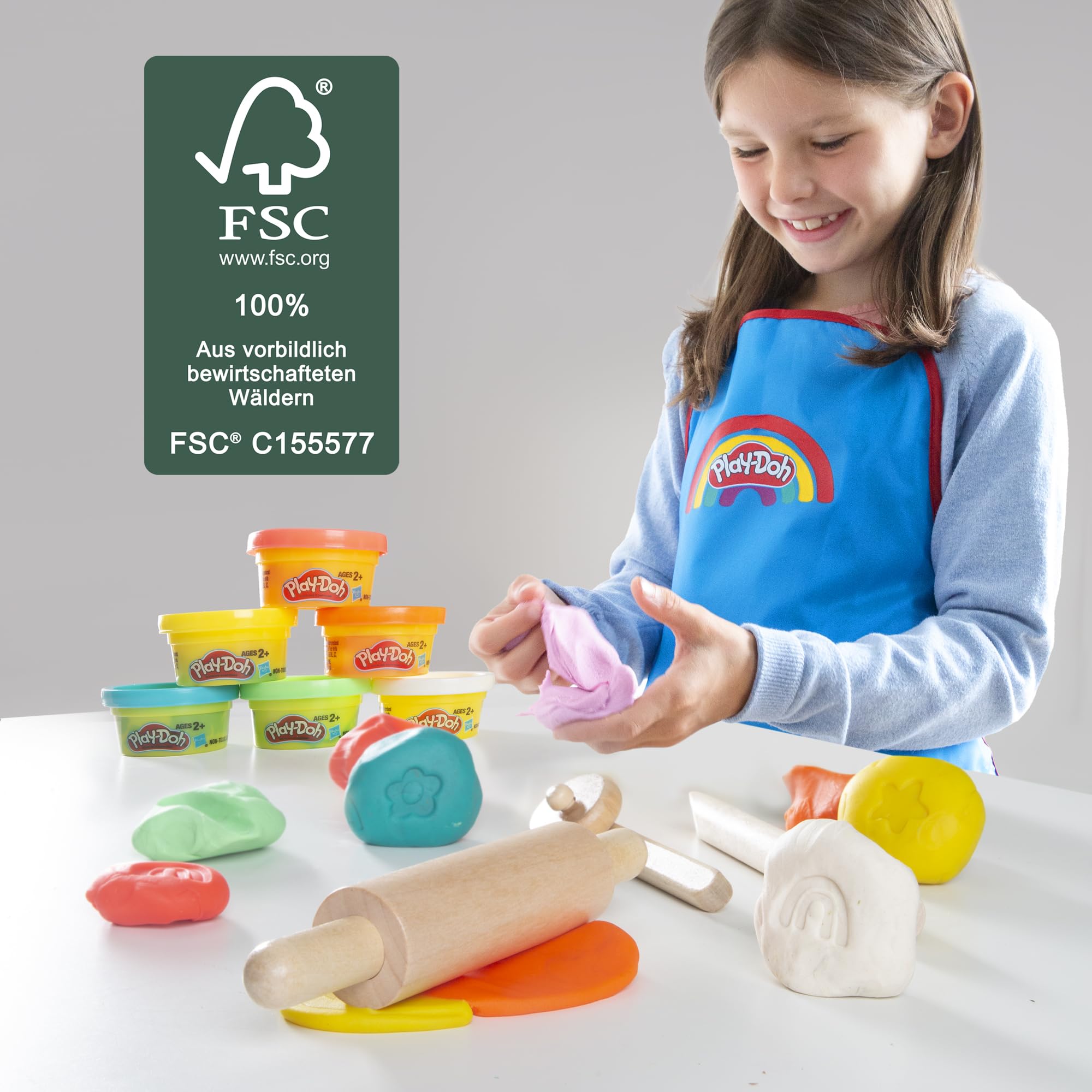 roba x Play-Doh Escritorio Escolar - Herramientas de Madera certificada por el FSC, Alfombra Creativa, 6 latas de plastilina, Delantal y Silla - Escritorio para Pintar, Manualidades y Jugar
