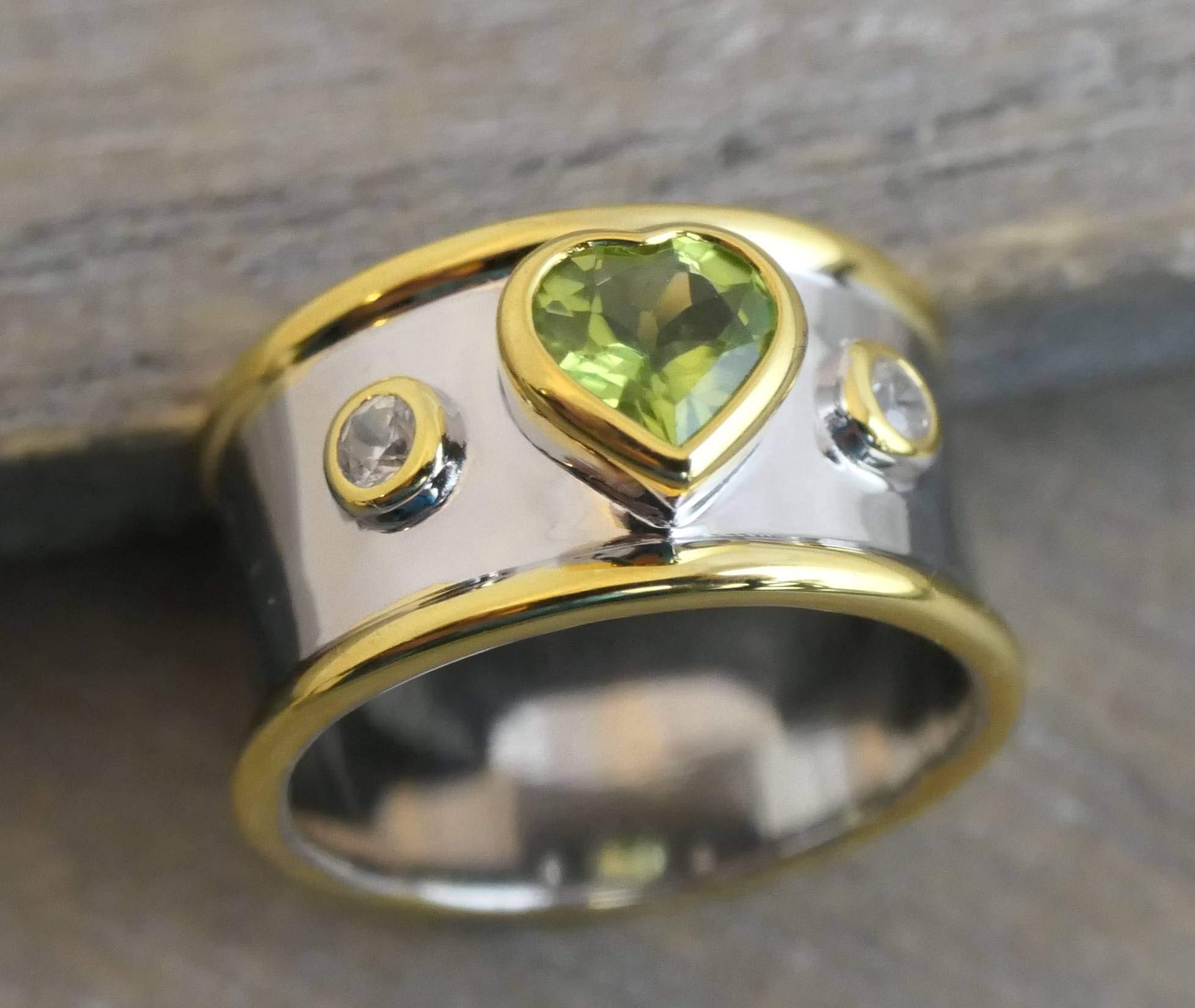 Anillo de plata de ley con peridoto y circonitas de metales mixtos