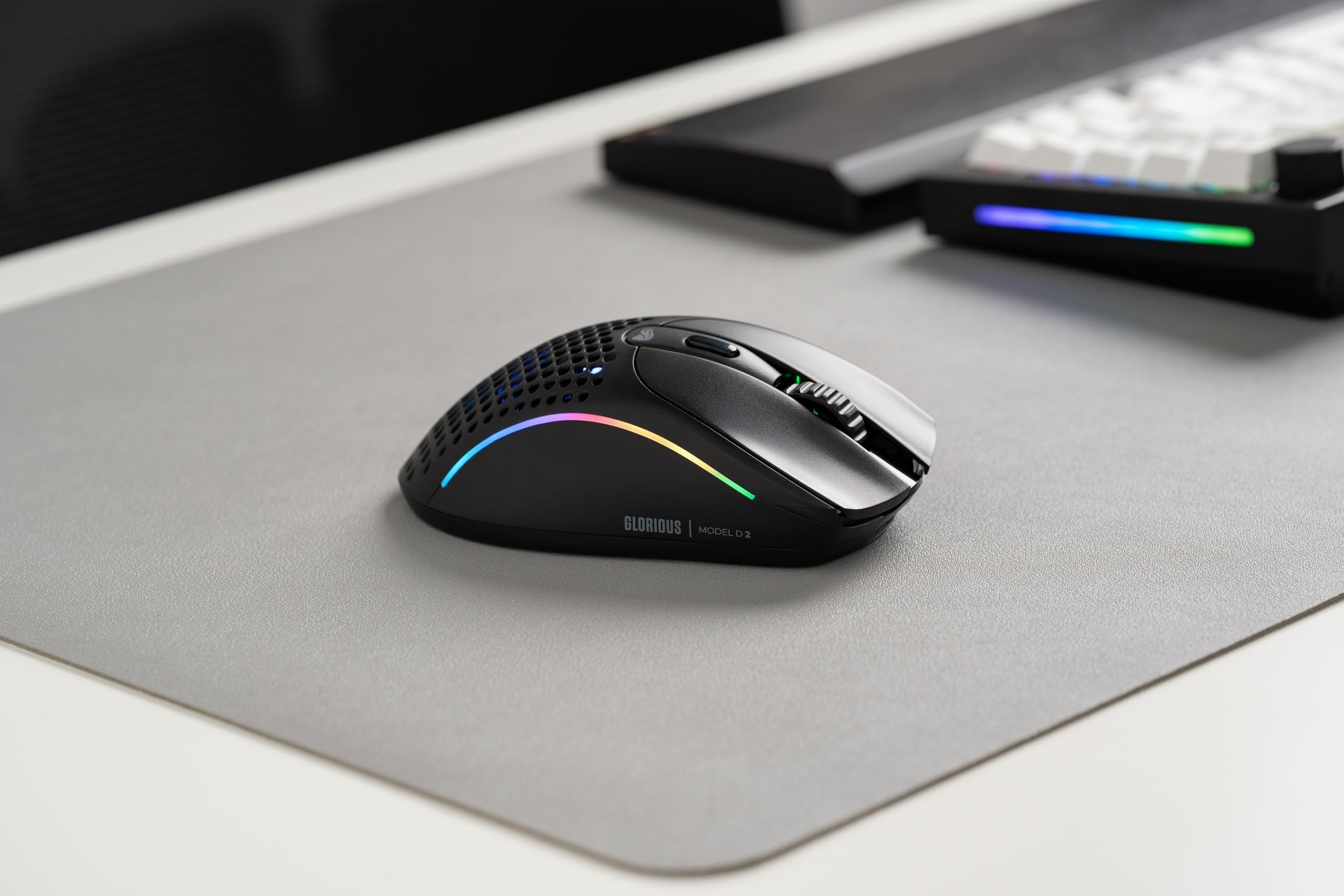 GLORIOUS Model D 2 Wireless Ratón Gaming Ergonómico Ligero (Negro) | Conectividad híbrida 2.4 GHz y Bluetooth, sensor BAMF 2.0 26K, switches 80M clics, tecnología Motion Sync, batería larga