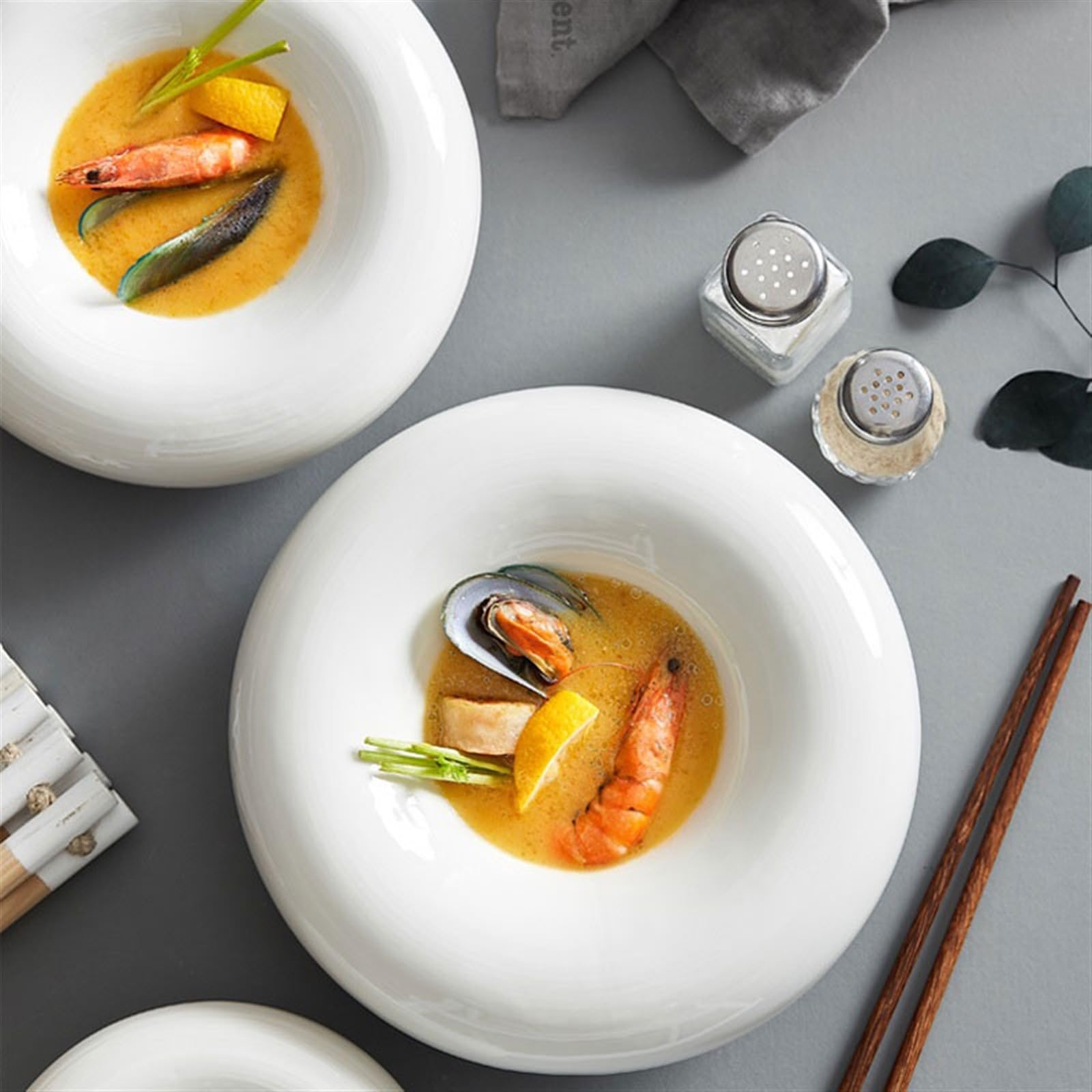 Nowoczesne talerze obiadowe kreatywny hotel restauracja ceramiczna spersonalizowana zastawa stołowa prosty biały talerz obiadowy wysokotemperaturowy ceramiczny talerz deserowy serwis