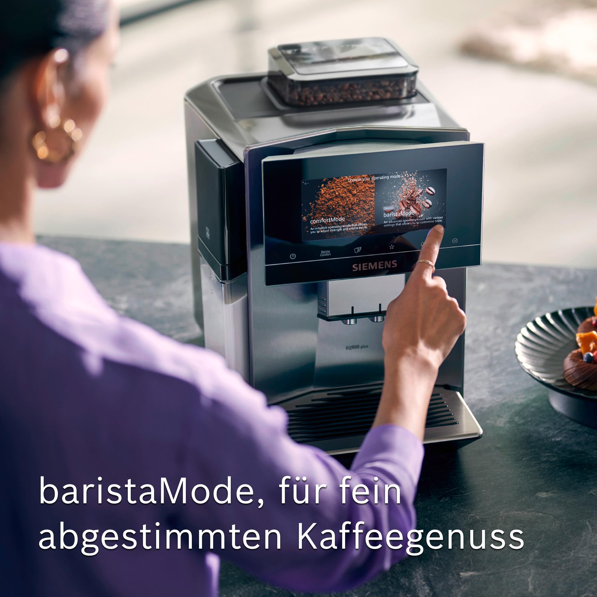 Siemens Kaffeevollautomat EQ900, großes farbiges TFT-Display, 36 Heiß- und Kaltgetränke, Cold Brew, super leise, Keramikmahlwerk, Doppeltassenfunktion, Steuerung per App, Edelstahl, TQ905D03
