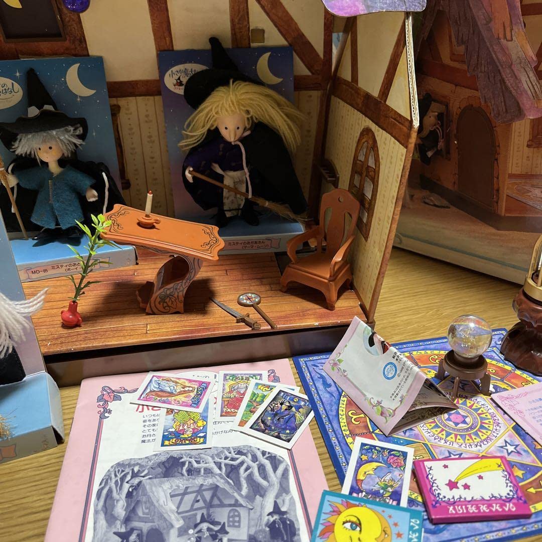ブルー×レッド 小さな魔女のおはなし 人形 ドール3体 家具2つセット