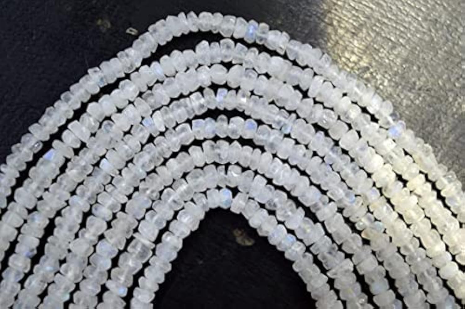 Pierre de lune de joaillerie, perles facettées de 3-4 mm haut de gamme