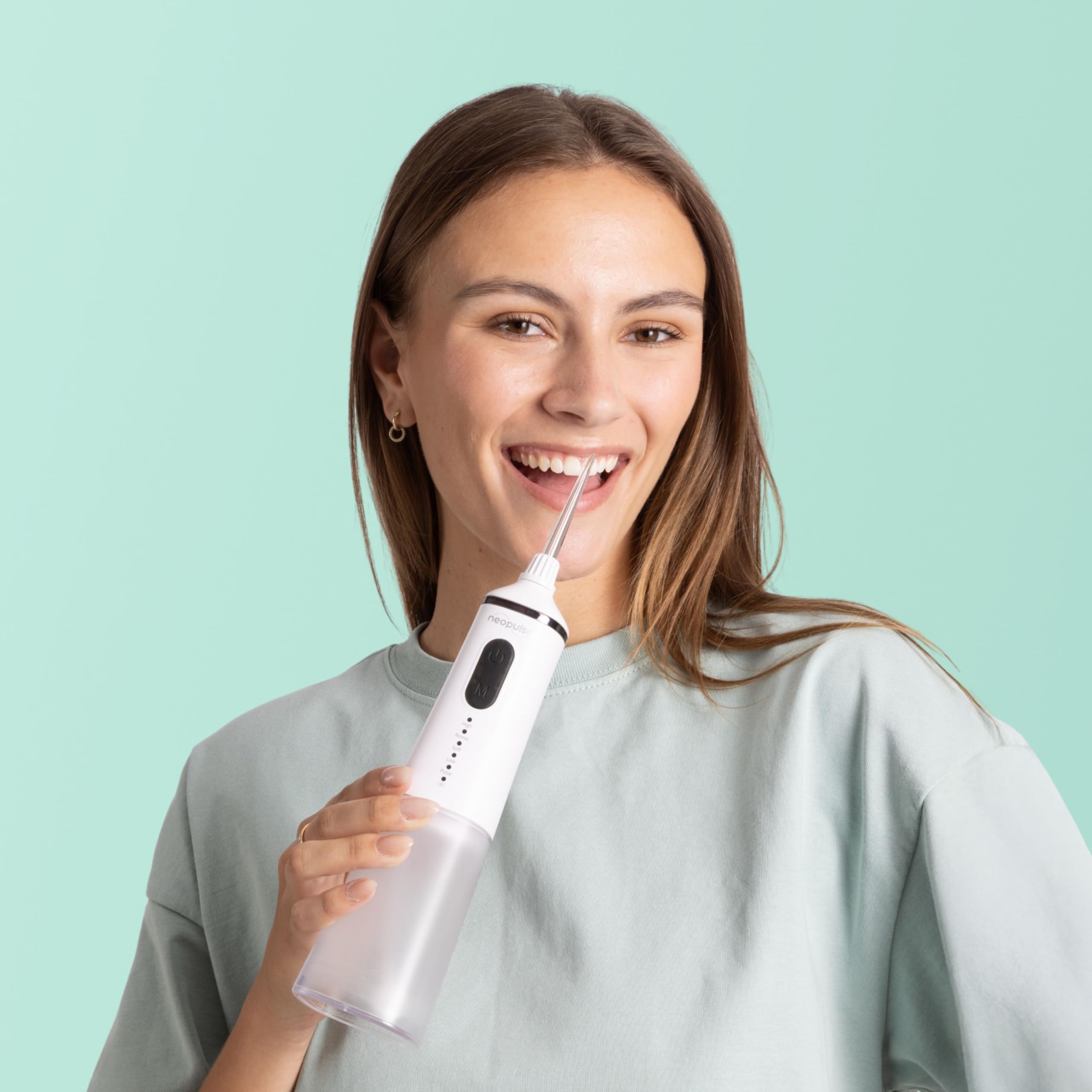 NEOPULSE EASY® – Jet Dentaire Hydropulseur Irrigateur Oral – Usage Familial – 5 Niveaux de Pression – Grand Réservoir de 240ML – 6 embouts - Gencives Sensibles et Orthodontie - Transportable - Blanc