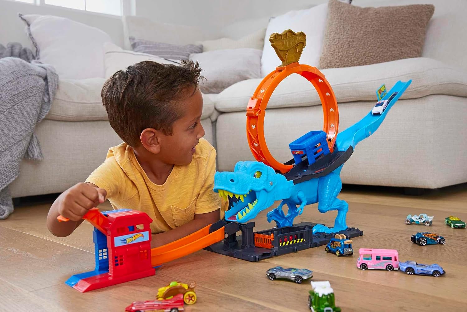 Hot Wheels City Набор трасс Атака тираннозавра с 1 машиной