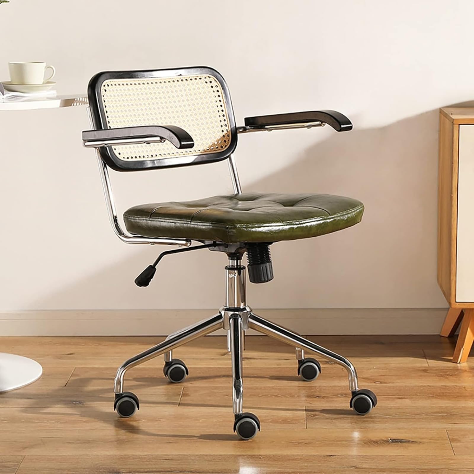 Sedia da ufficio in rattan con seduta in pelle PU, base girevole regolabile, schienale in tessuto traspirante, robusto telaio cromato, braccioli ergonomici, ruote scorrevoli