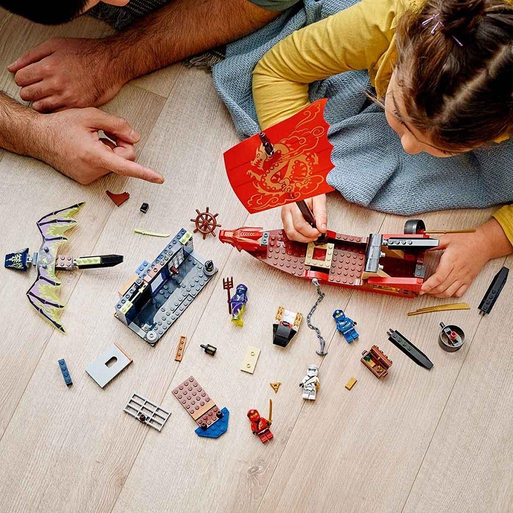 Zestaw konstrukcyjny LEGO® NINJAGO® Legacy 71749 Ostatni lot Perły Przeznaczenia — zawiera statek do zbudowania, smoka i skuter wodny (147 elementów)