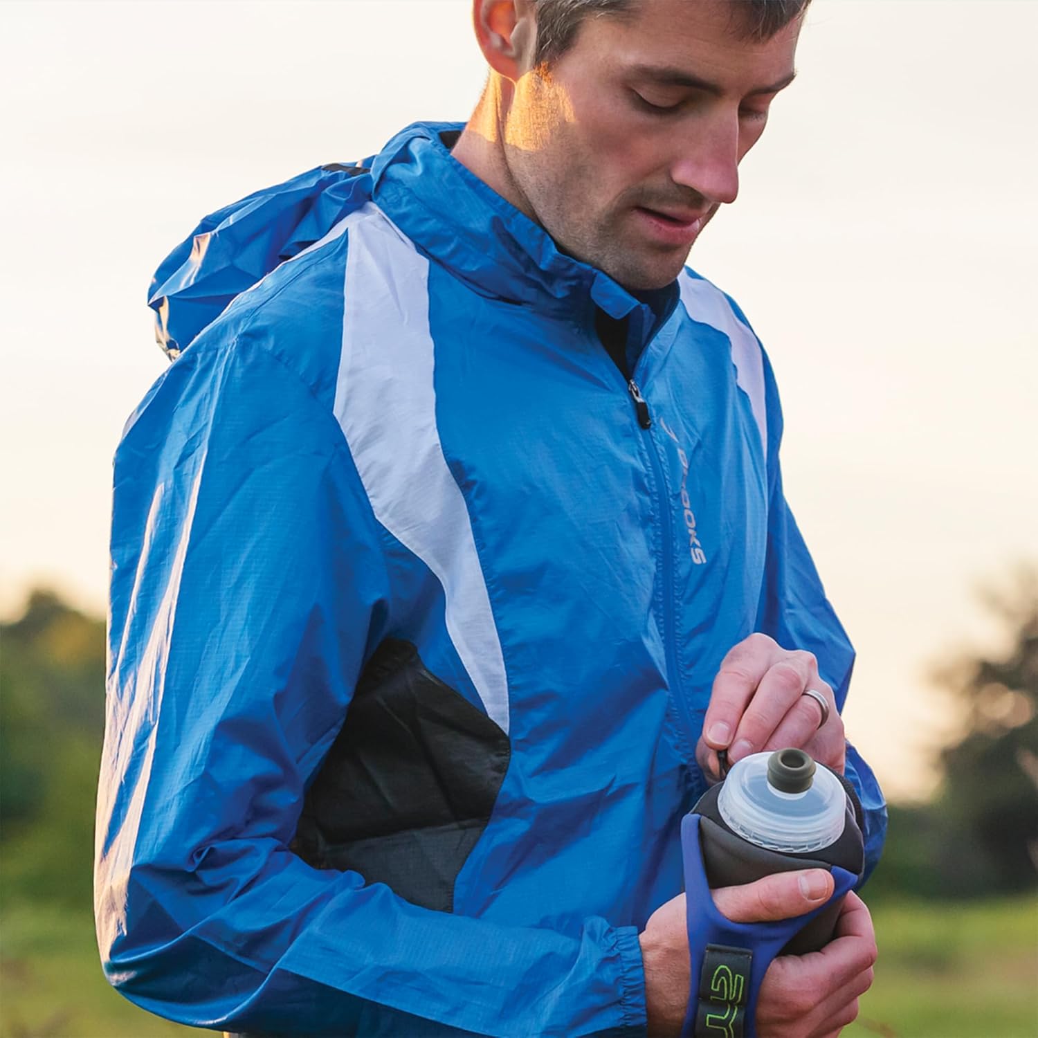 Amphipod Hydraform Ergo-Lite Ultra Handheld Water Bottle, Endurance Runners BPA-Free Hydration/Fuel Bottle, (12oz, 16 oz & 20 oz) - Cascade White - 20 oz
