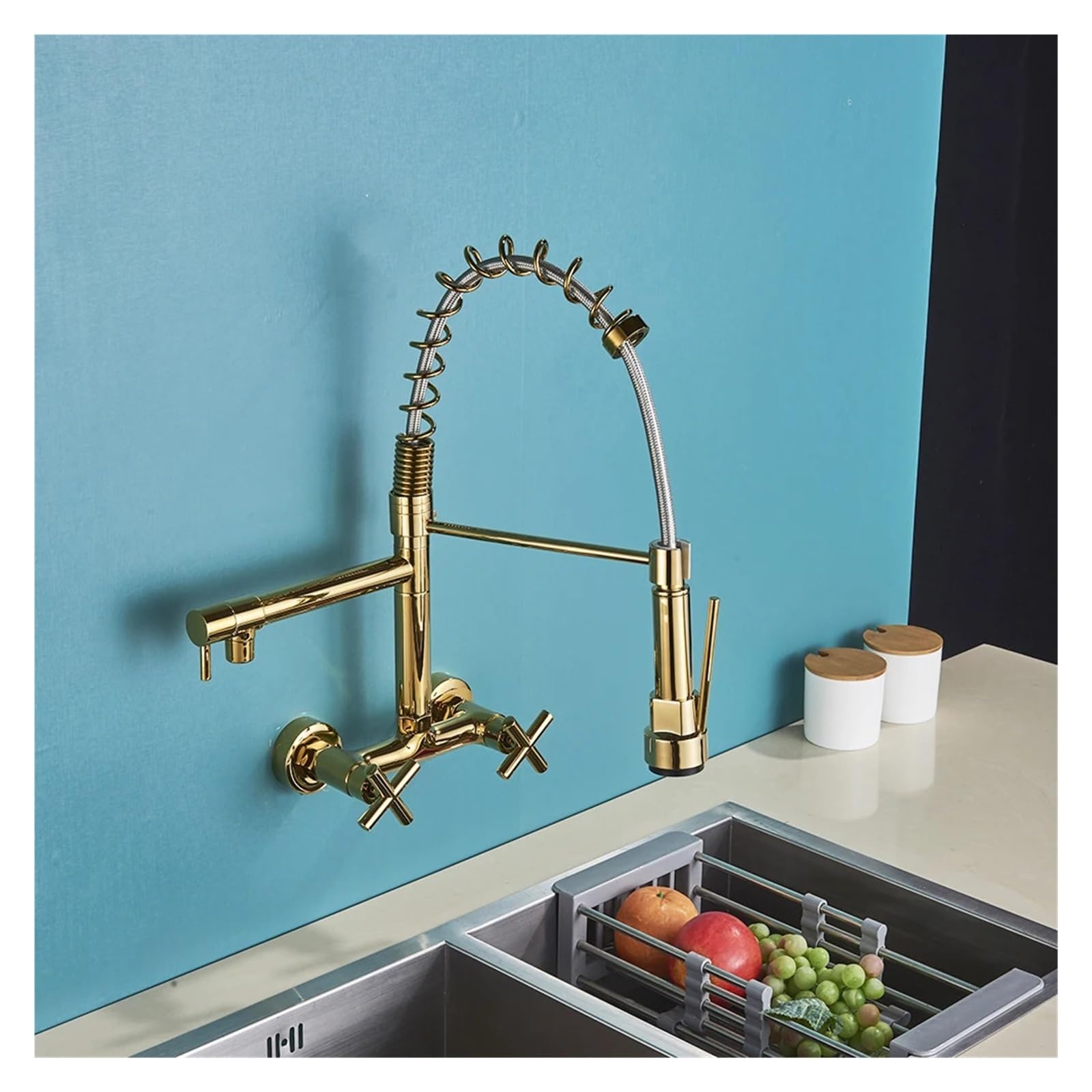 Robinet de cuisine mural or poli pour simplifier la vaisselle