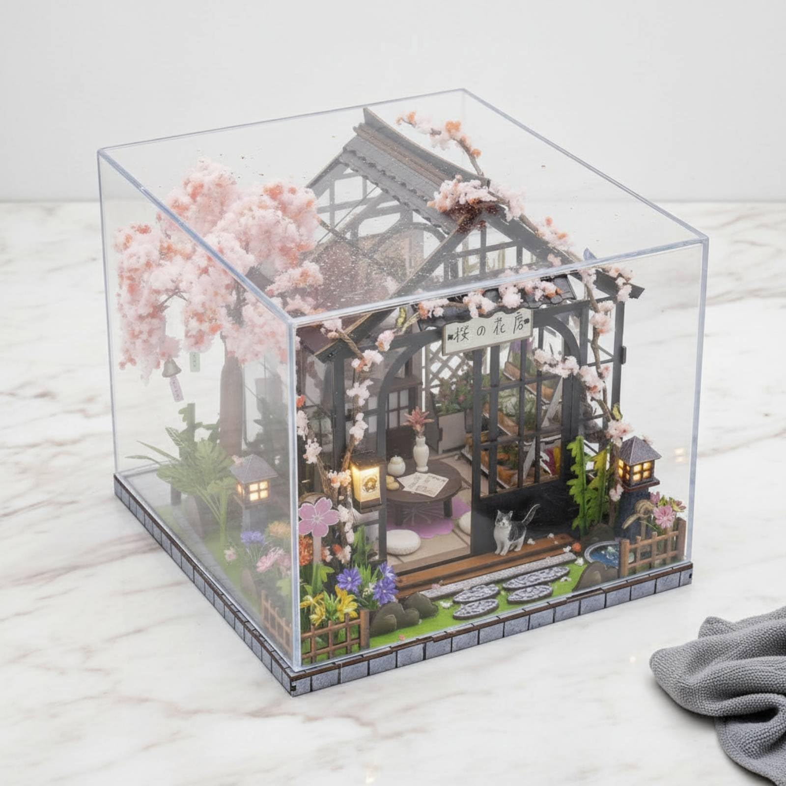 Colcolo Miniaturhaus Modellbausatz Puppenhaus Gewächshaus Japanisch Bastelset mit Drehendem LED Beleuchtung Transparentem Dach Und Schiebetüren für Sammlerpräsentation Wohndekoration