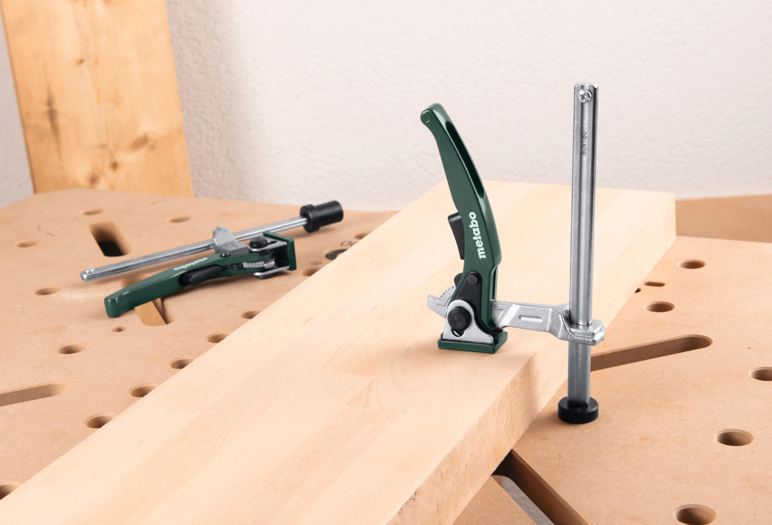metabo Senkrecht-Schnellspannzwinge, 155 mm Spannwerkzeug für MFT 20 mm | Schnellspanner mit Rasterspannhebel, 70 mm Ausladung und 1700 N Spannkraft, vertikale Fixierung für Multifunktionstische