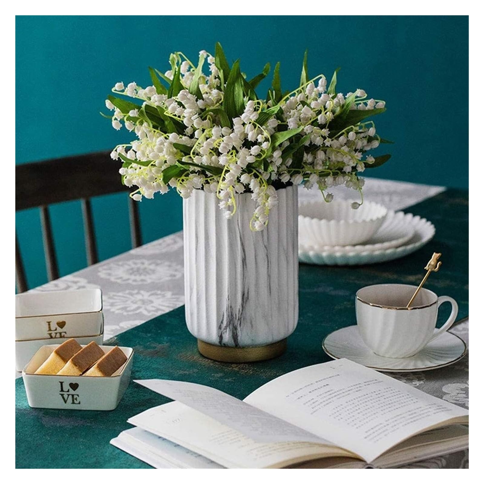 FENBNMK Blumen Gefälschte Blume Künstliche Pflanze Seide Blumenstrauß Vase Set Frühling Convallariae Blume Home Hotel Party Dekoration Hochzeit Deko