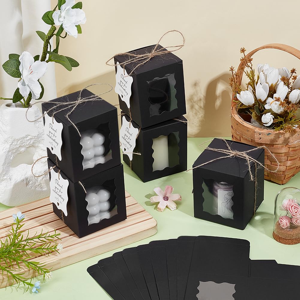 PH PandaHall 100 Lot de Boîtes Cadeaux pour Bougies Boîtes en Papier Noir Rectangulaires de 8.5x8.5x10cm Boîte avec Fenêtre Transparente Étiquettes et Cordons pour 10oz Bougie Pot Fête
