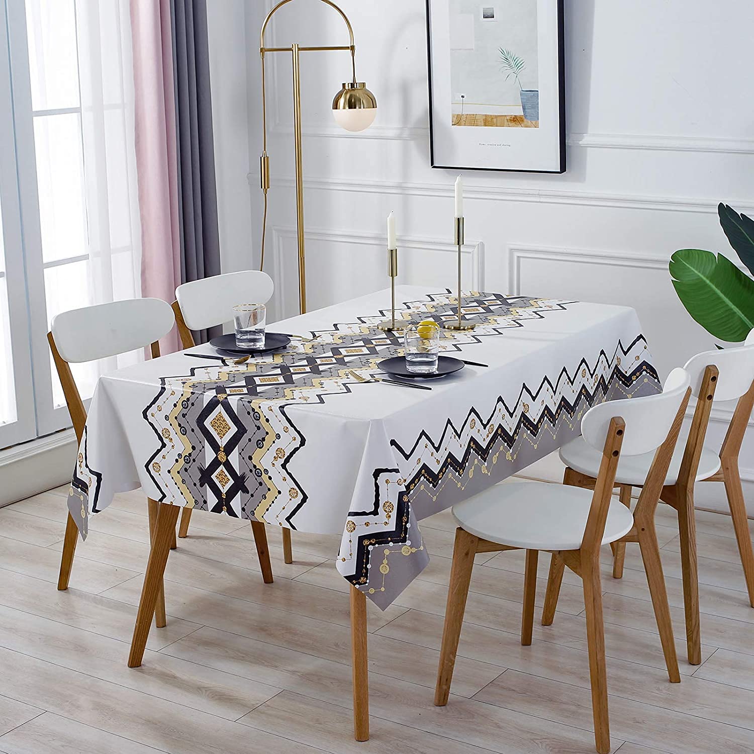 Nappe facile d'entretien pour table à manger, la solution lavable contre les taches de cuisine