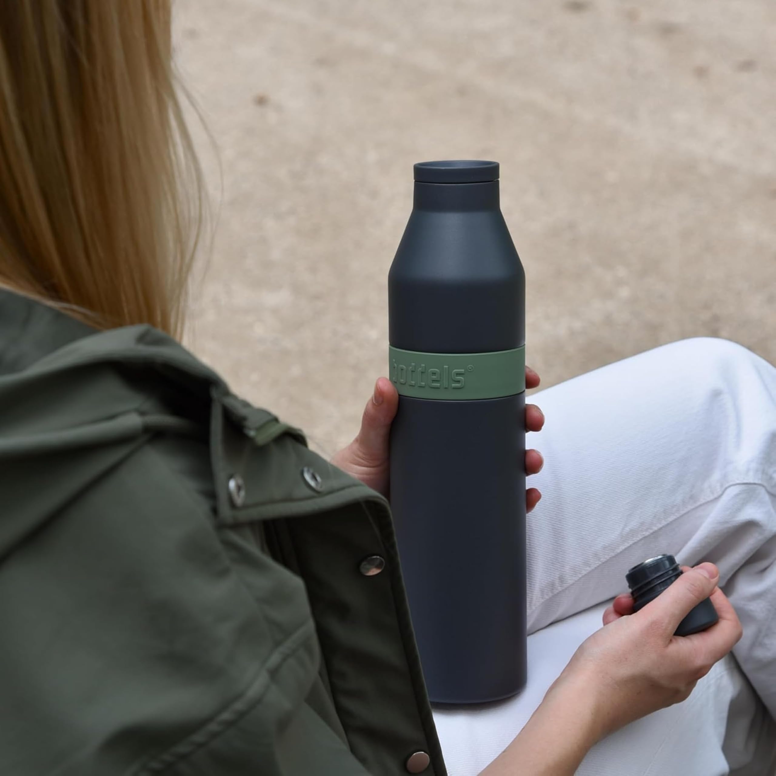 PULLE Edelstahl Trinkflasche 500ml & 1l - spülmaschinenfest, 100% auslaufsicher, leicht zu reinigen, Kohlensäure geeignet, 24h kalt & 12h warm, recycelter Edelstahl (Anthrazit/Salbeigrün, 1000ml)