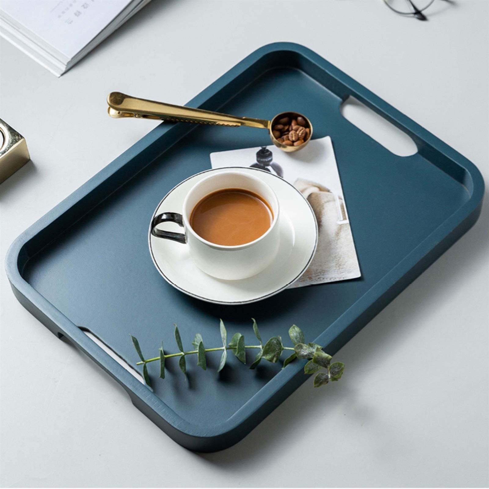 Plateau de service moderne en bambou avec poignées pour dîner, thé, petit déjeuner ou bar, décoration élégante et fonctionnelle pour toutes les occasions