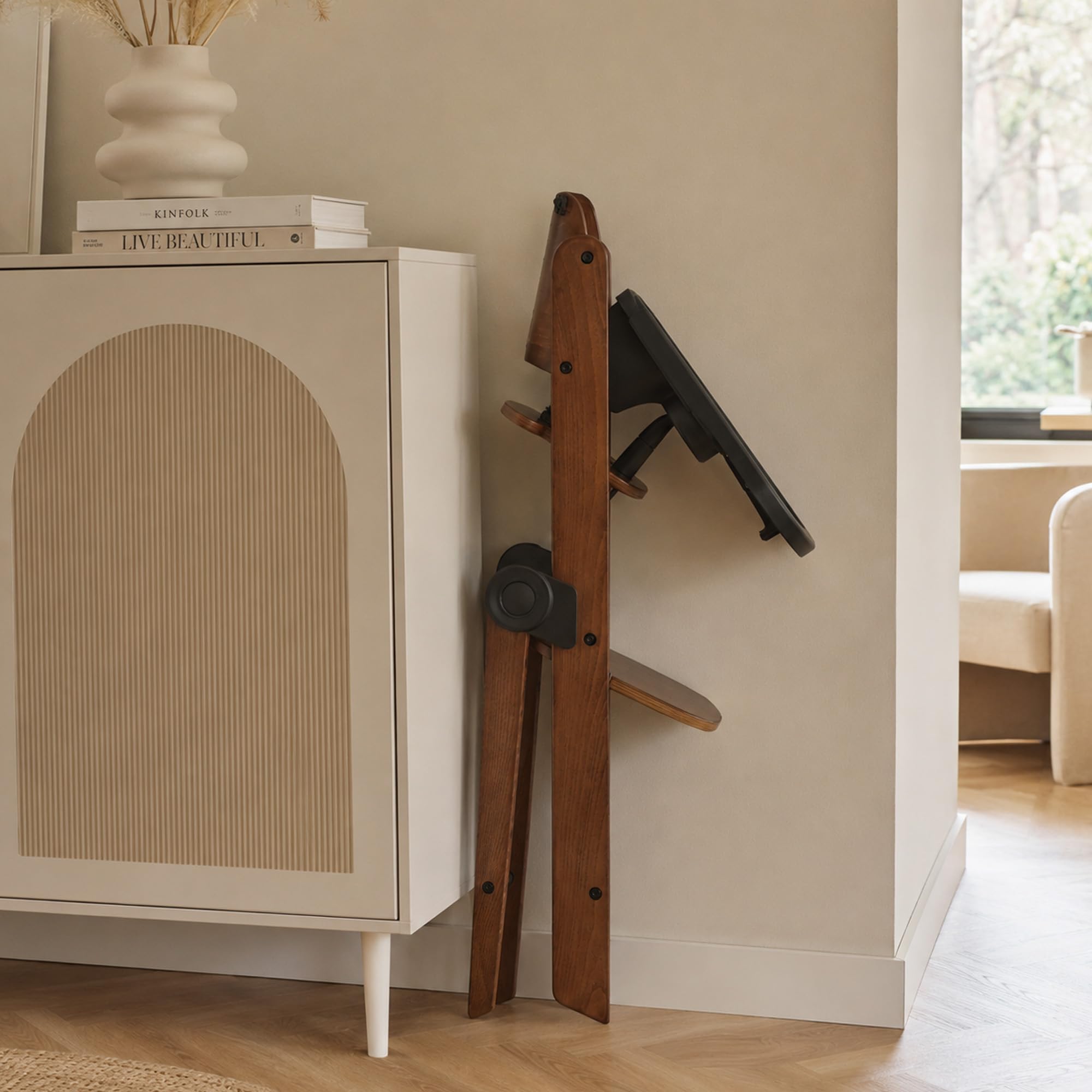 DERYAN Odin - Trona de madera para niños a partir de 0 meses hasta 85 kg - Incluye arnés de 5 puntos, correa de entrepierna, barra protectora - Compatible con muchos accesorios - Marrón/Turrón