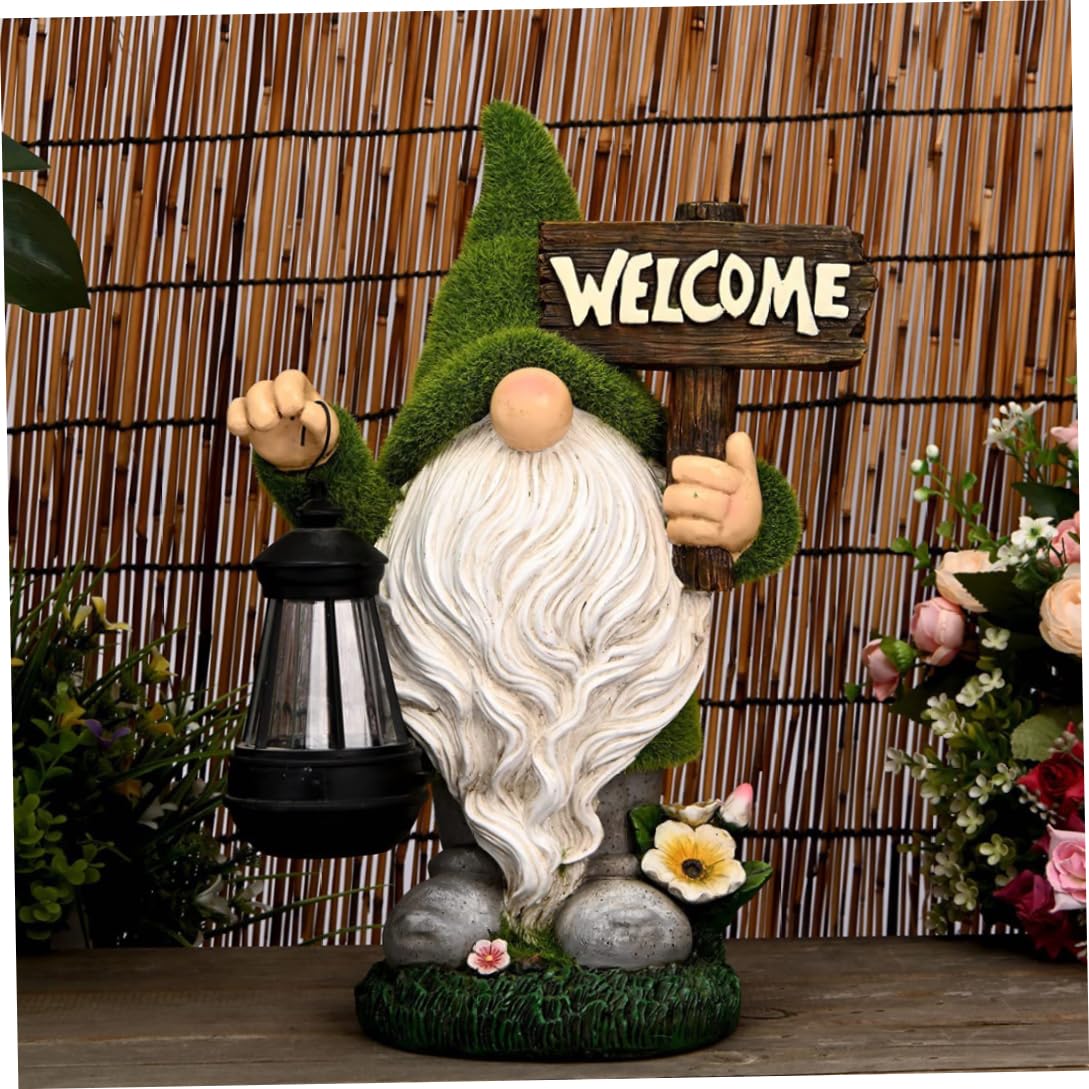 Divertente gnomo da giardino con lanterna solare e cartello di benvenuto. Ornamenti solari da giardino. Figurina di gnomo per prato da patio, attrezzi