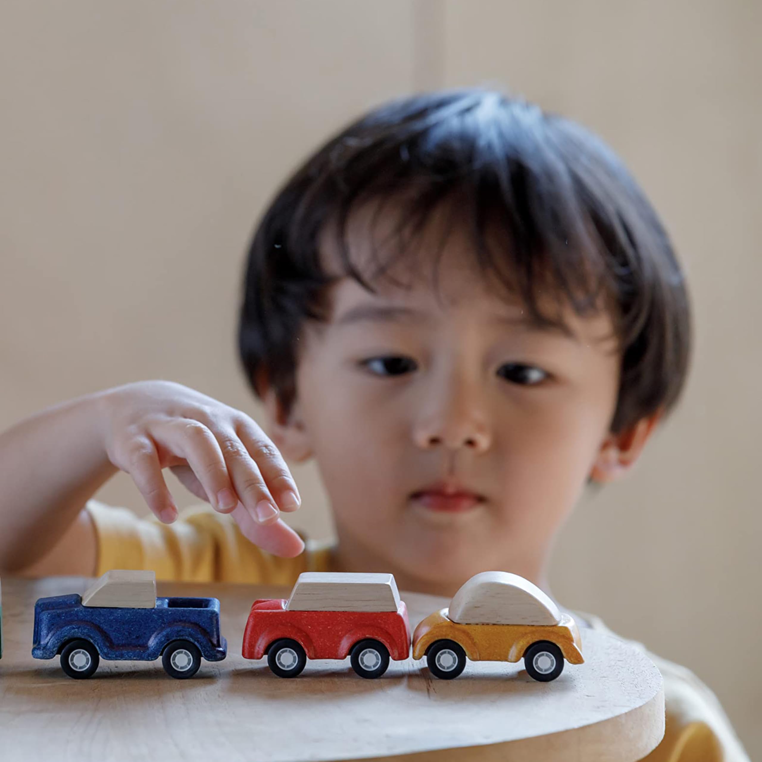 PlanToys, Auto in legno rosso, giocattolo ecologico, per bambini tra 2 e 6 anni