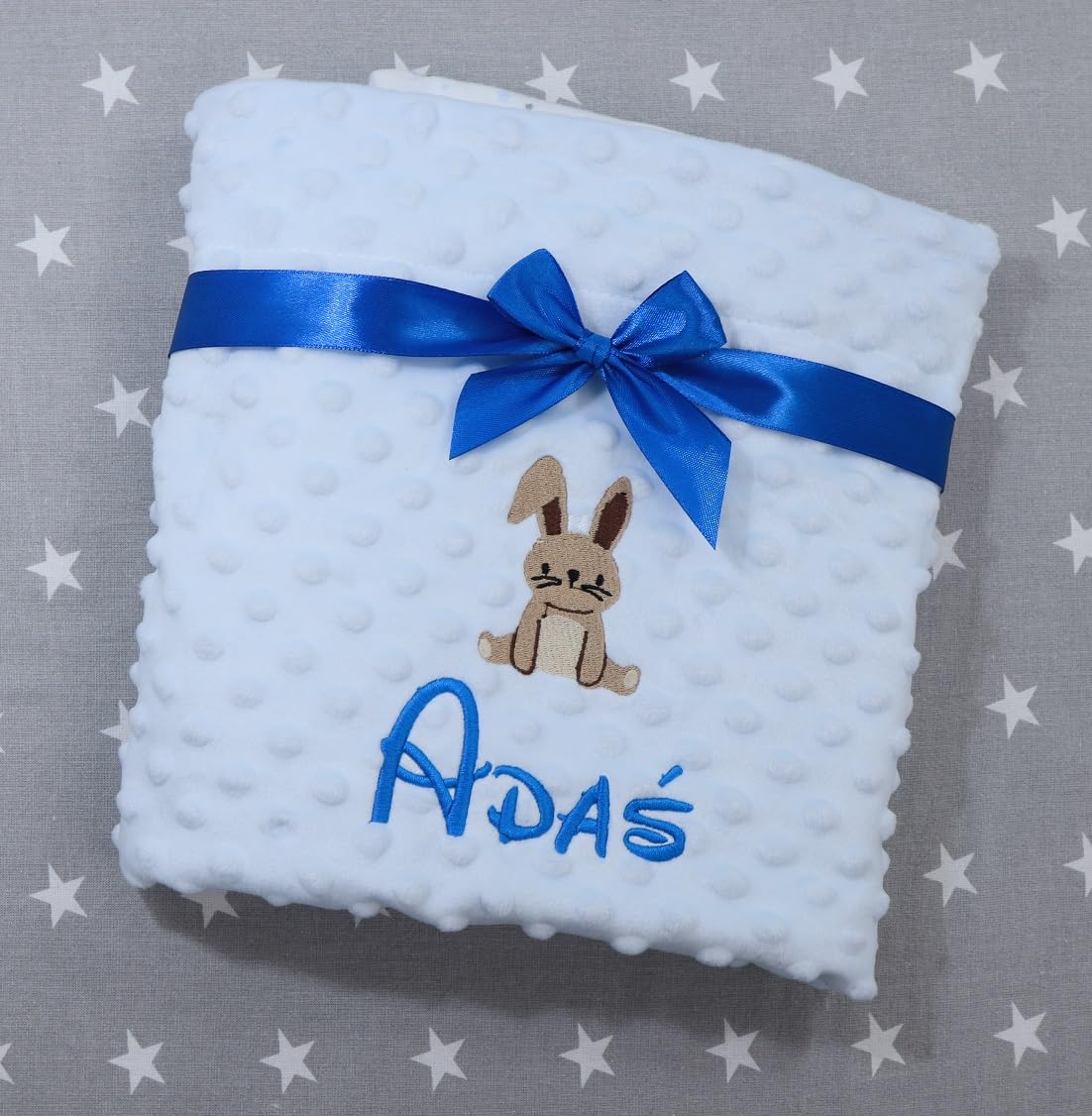 BotoBaby ★ Zweilagige Babydecke mit Namen und Datum Bestickt ★ Minky ★ Personalisiertes Geschenk ★ Motiv ★ Geburt ★ Taufe ★ (Blau - Sternen, 75 x 100 cm)