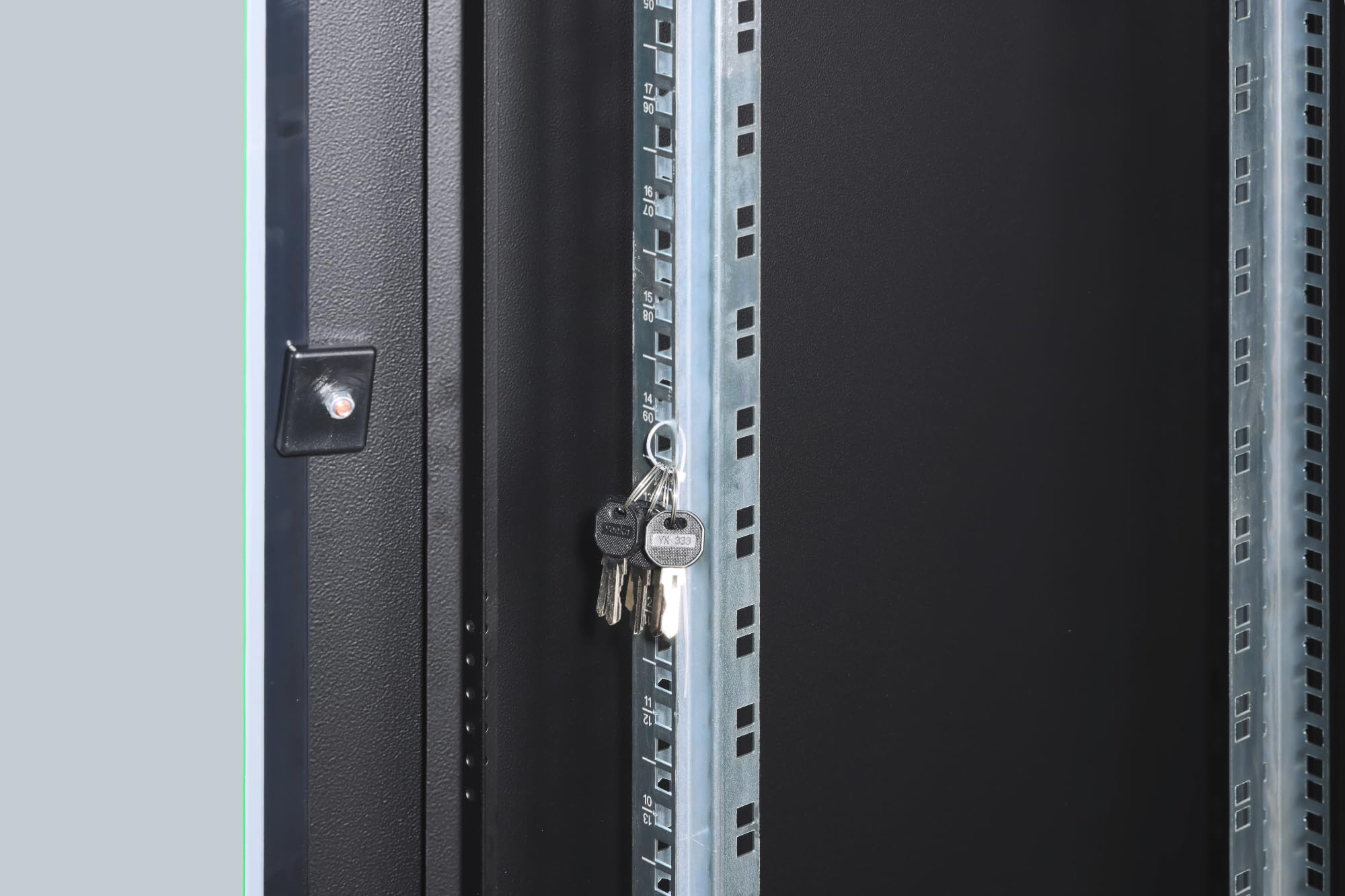 DIGITUS Armadio di rete – Rack da 19 pollici – 22U – 60x60 cm – Profondità utile 54,3 cm – Portata 1200 kg – Autoportante – Porta in vetro – Grado di protezione IP20 – Serie Unique – Nero