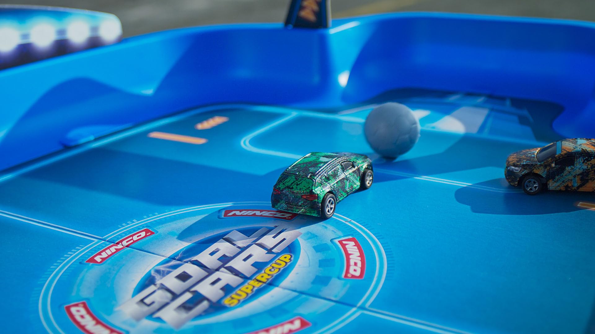 Ninco - Goalcars Supercup | Samochód zdalnie sterowany dla dzieci | Hybrydowy łączący jazdę radiowo i techniki piłki nożnej, 2 pojazdy w skali 1/64 wyposażone w światła (NH93181)