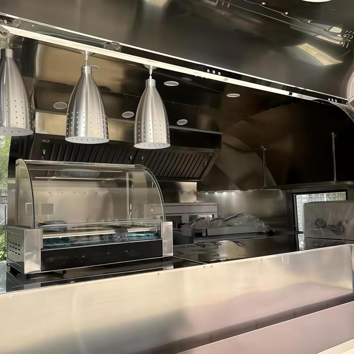 Food Truck Trailer - Fully Equipped Mobile Food Trucks with Stainless Steel Bodies, Equipped with Grill Pans, deep fryers, and Customizable Cooking Equipment, Suitable for Fast Food Businesses.