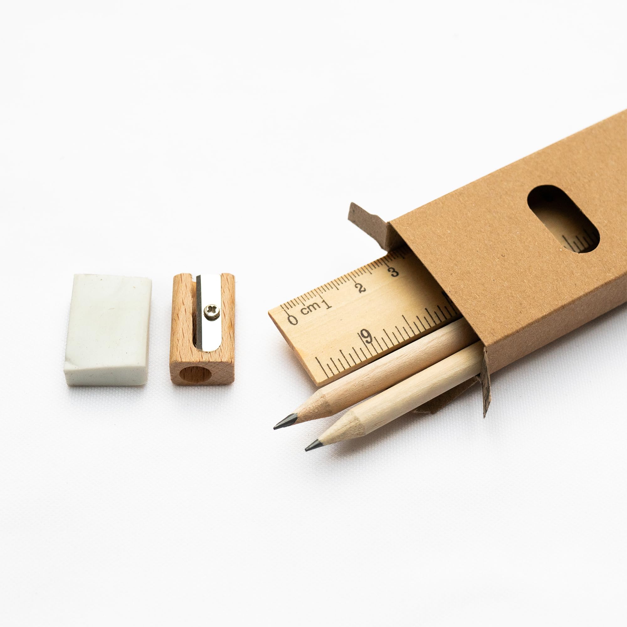 Set da scrivania in legno sostenibile Chinchilla®: gomma, temperamatite, righello e matite in confezione di cartone riciclato | Accessori scolastici ideali per bambini attenti all'ambiente