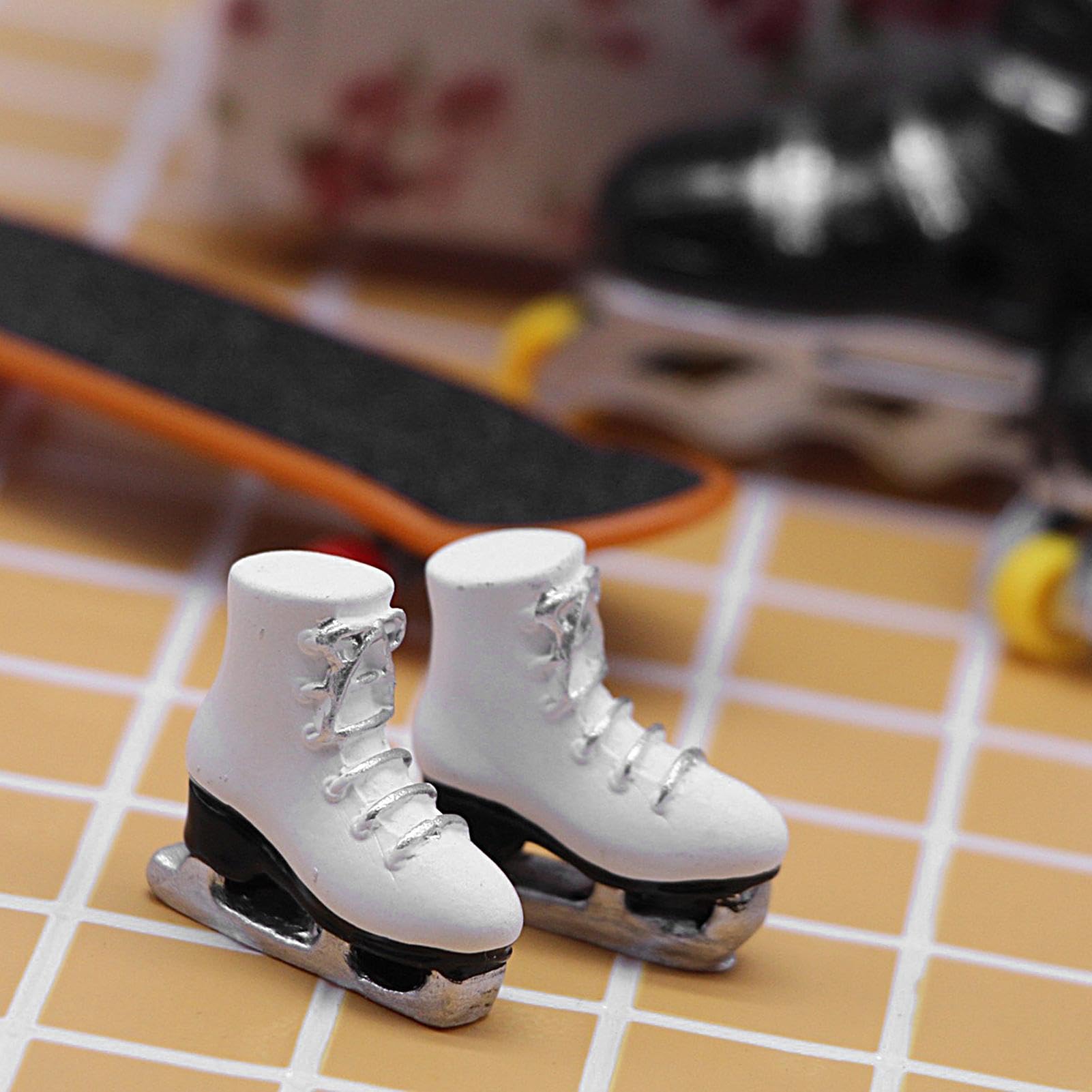 Patines De Ruedas En Miniatura, Modelo De Resina De Patines De Hielo Blancos | Zapatos con Ruedas Zapatos Deportivos de Invierno Accesorio en Miniatura a Escala 1:12 para Juegos de rol