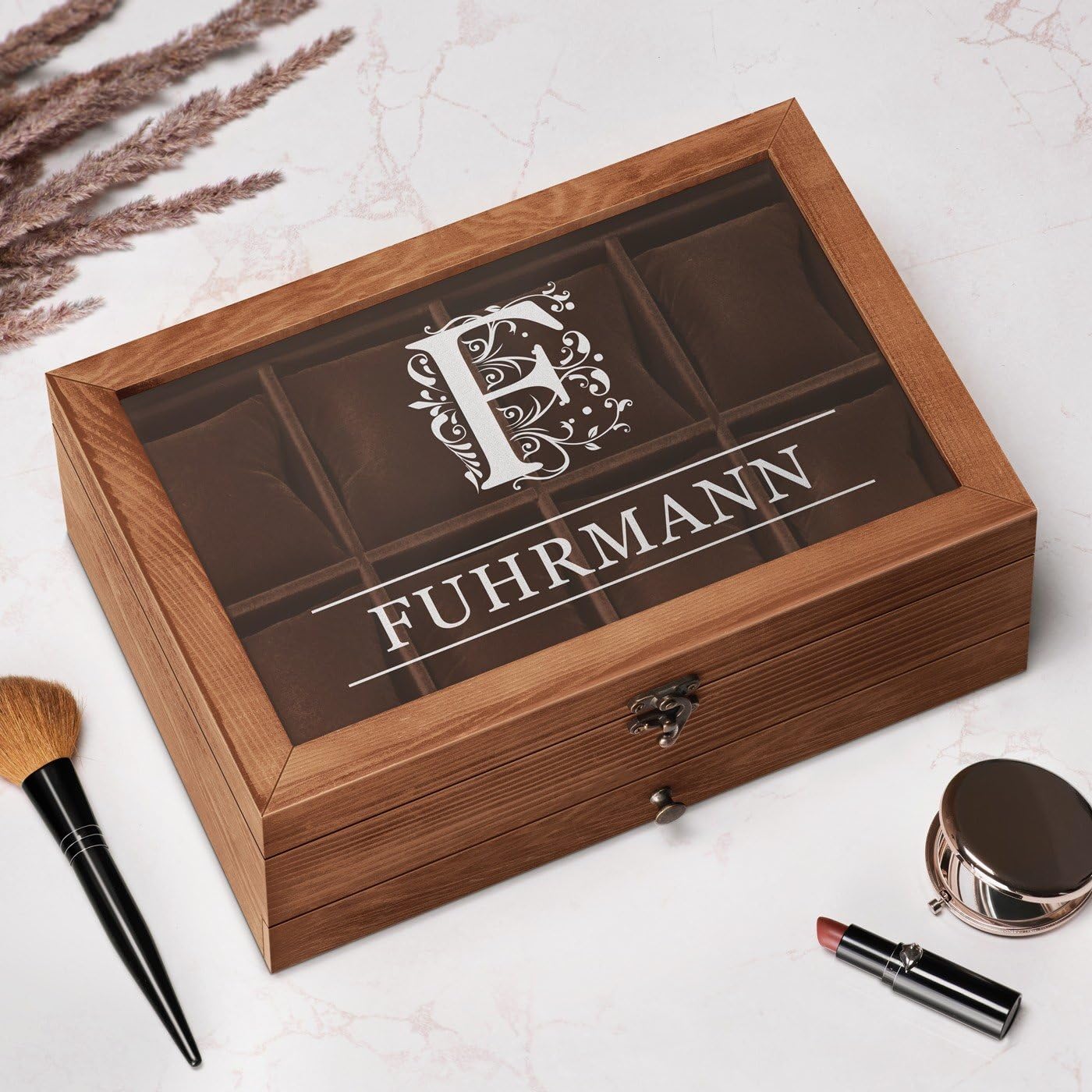 Maverton Uhrenbox mit Gravur - braune Uhren Aufbewahrungsbox für 8 Uhren mit Glasdeckel und Schublade für Schmuck - funktionale Schmuckschatulle für Frauen und Paar - 30x20x12,5cm - Monogramm | Schmuckkästchen mit 8 Fächern und Schublade, für Geburtstag,