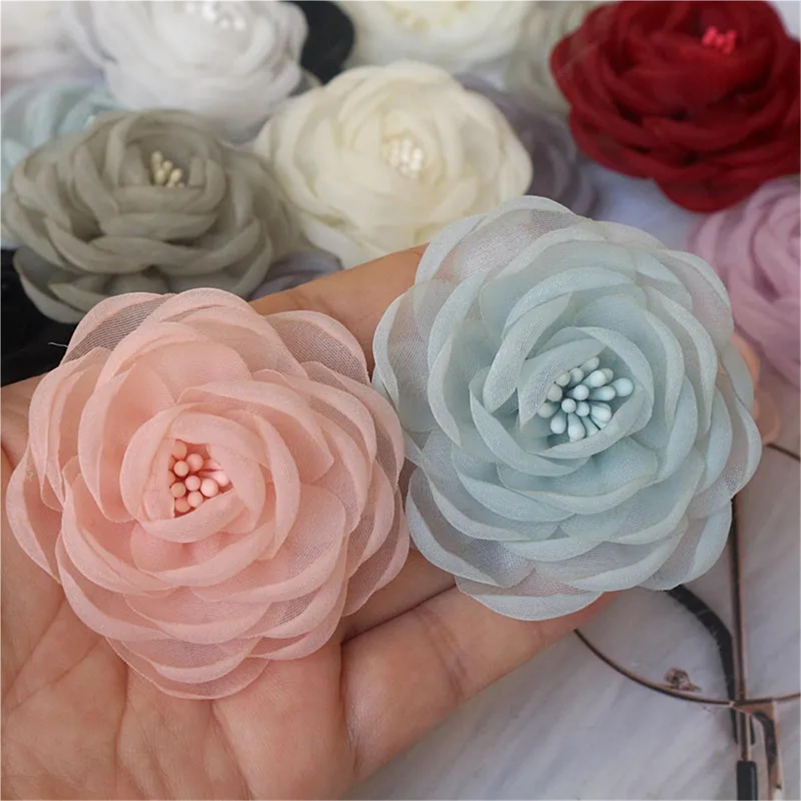 Mini Flores De Tela 50 Rosas Artificiales de 5, cm con núcleo Tela Gasa 3D for decoración Vestidos Boda, Sombreros y Costura DIY(White)