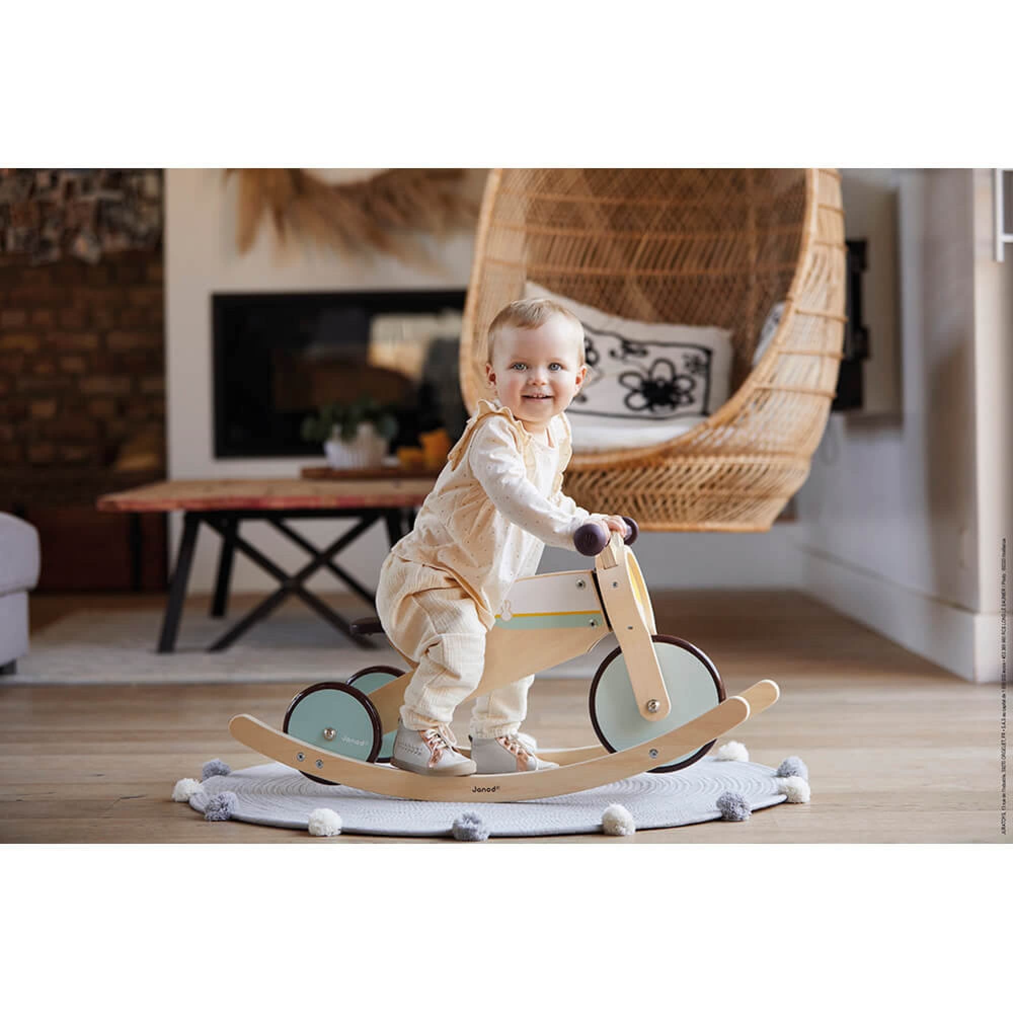 Janod - Triciclo de madera con balancín - Triciclo para bebés de la primera edad - Para desarrollar la motricidad gruesa y el sentido del equilibrio - Juguete de madera - De 12 a 36 meses, J03284