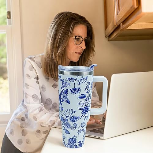 Miniatura 4 de Vaso de porcelana azul y blanco de 40 onzas con asa y tapa de pajilla, a prueba de fugas, taza de viaje de café con asa aislada para bebidas frías y