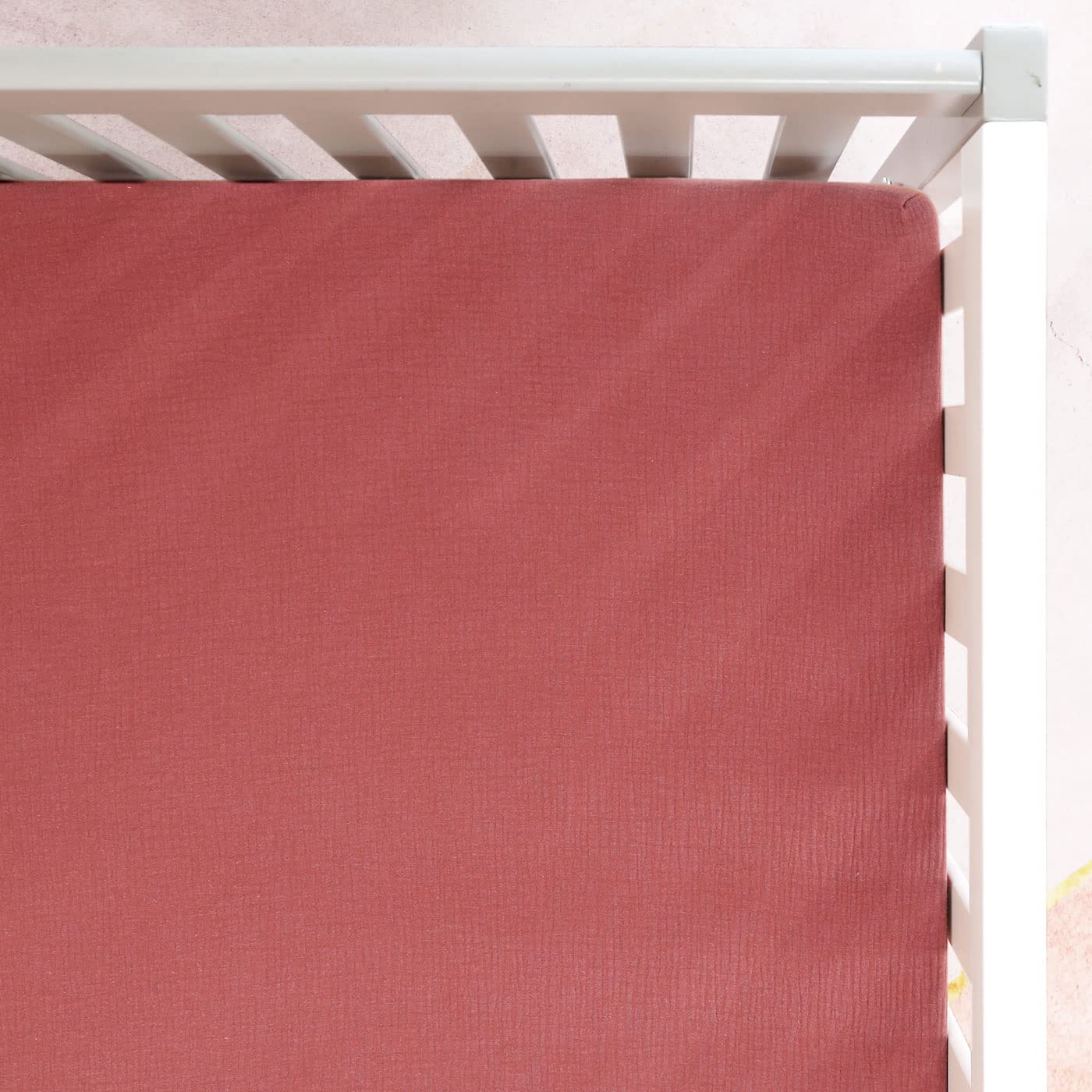 GRSSDER Sábana de muselina suave para cuna, 1 paquete, sábanas de cuna 100% algodón para niños y niñas, se adapta a colchones estándar de cuna de 52 x 28 pulgadas, seguro y cómodo, color rojo vino