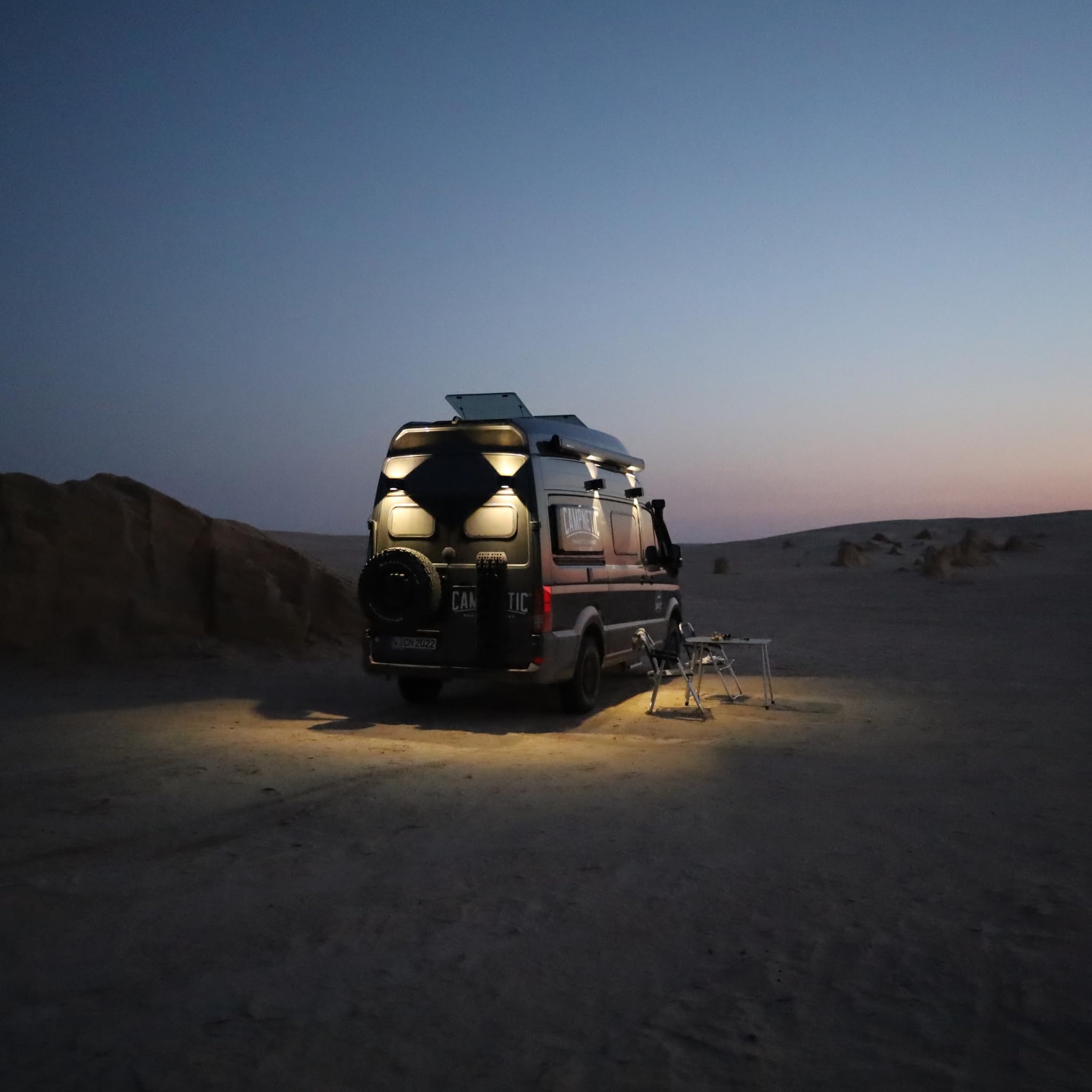 Campnetic LED Solar Ambientelicht mit Magnethalterung - 2er Set - Campingleuchte, Campinglicht - Verstellbarer Lichtkegel, Solaraufladung & 12h Laufzeit - Vanlife, Camping, Kastenwagen, Wohnmobil
