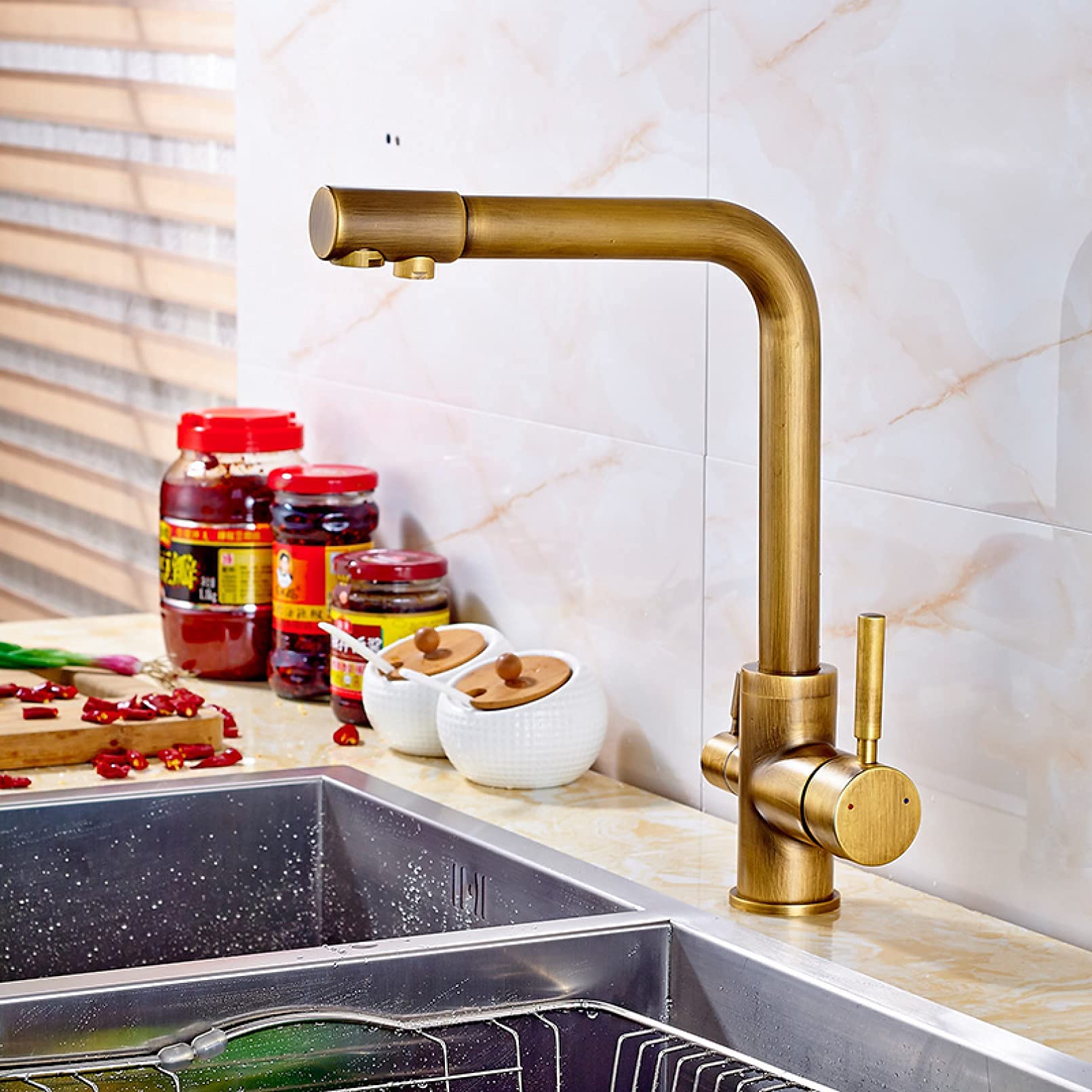 Soluciona la falta de espacio con el grifo WaterKitchen de doble vía para agua pura y mezcla.