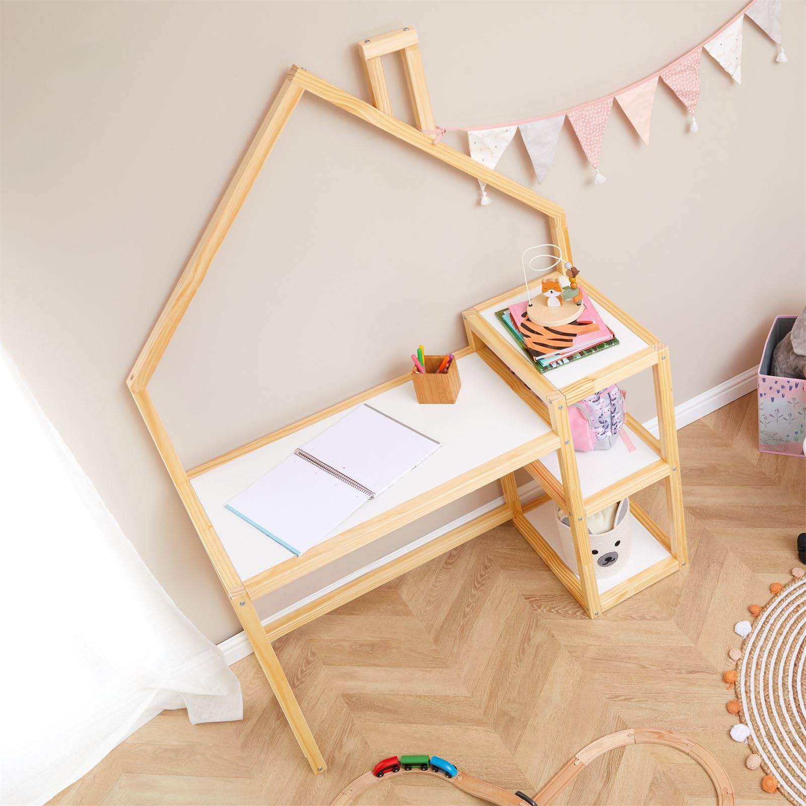 Kinderschreibtisch NIVIA Hausform natur/weiß mit Regal Stauraum gefertigt aus Kiefer Massiv. Stabil langlebig perfekt für Kinderzimmer. Montessori-Möbel ideal für Hausaufgaben oder Bastelarbeiten.