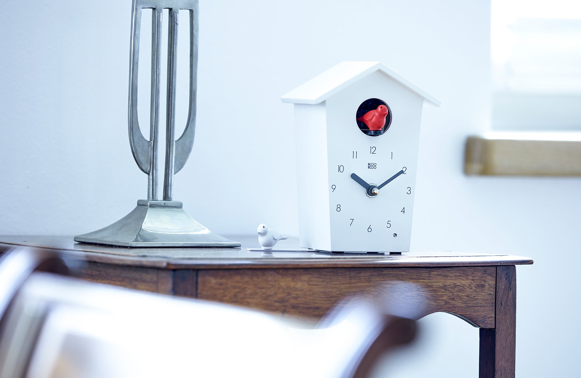 KOOKOO BirdHouse mini bianco, piccolo orologio cucu design modern, canto di 12 uccelli canori o cuculo, orologio