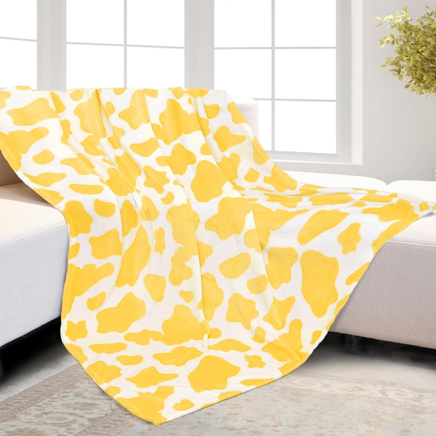 Couverture en flanelle motif vache pour des soirées cocooning sur le canapé