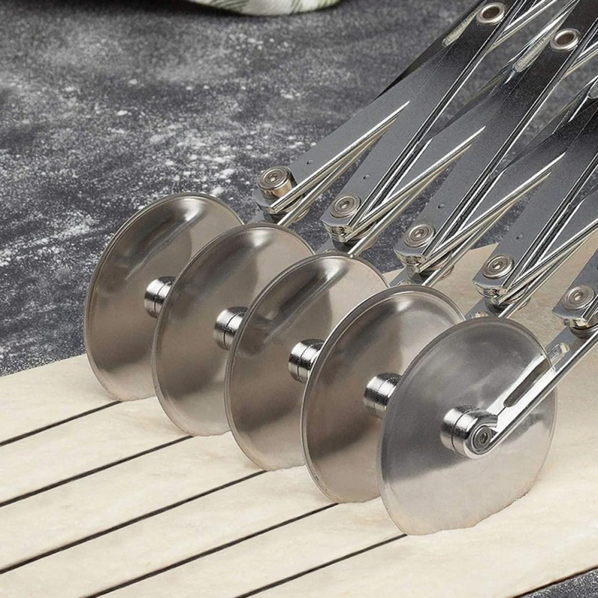 Coupe-pâte à 5 Roues en Acier Inoxydable Argenté, Diviseur de Pâte Réglable, Outil de Pâtisserie Léger et Pratique pour Découpe de Pizza et Pâte Cuisine