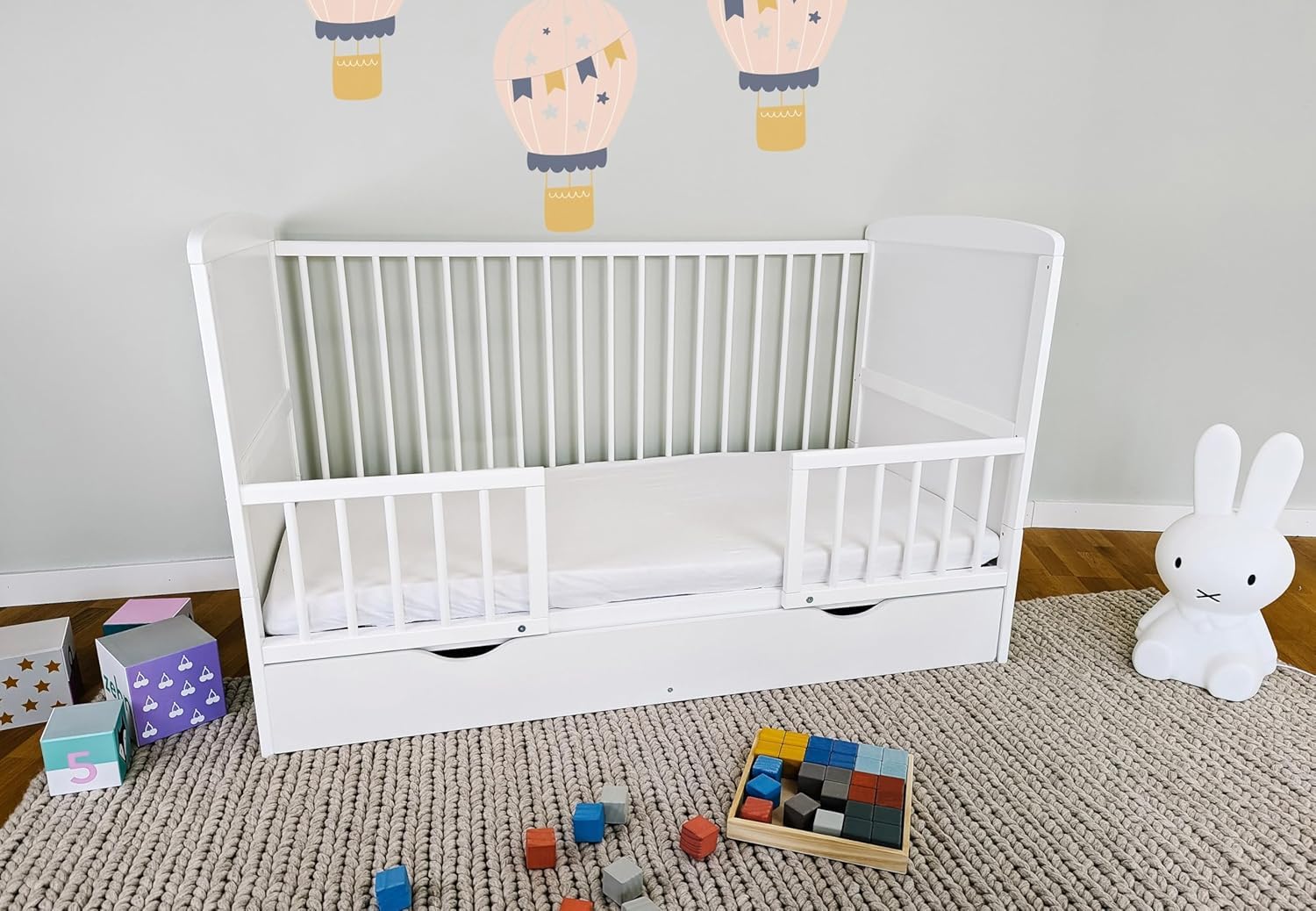 Kids Collective Lettino per bambini 70x140 Lettino trasformabile con sponde regolabili in altezza e barre rimovibili | bianco Legno massello di pino Made in Europe | dalla nascita fino ai 6 anni