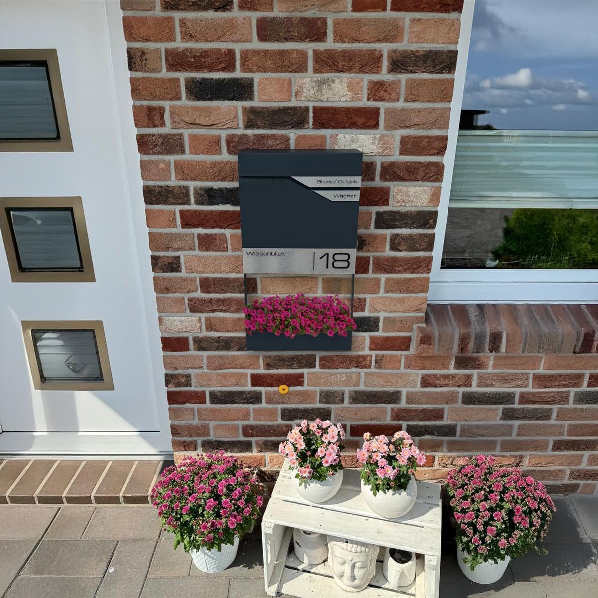 Metzler Briefkasten Anthrazit RAL 7016 personalisierbar mit Zeitungsfach – Wandbriefkasten mit 2 Edelstahl Namensschildern, Hausnummer & Namen Gravur, wetterfest, abschließbar, DIN A4 Einwurf