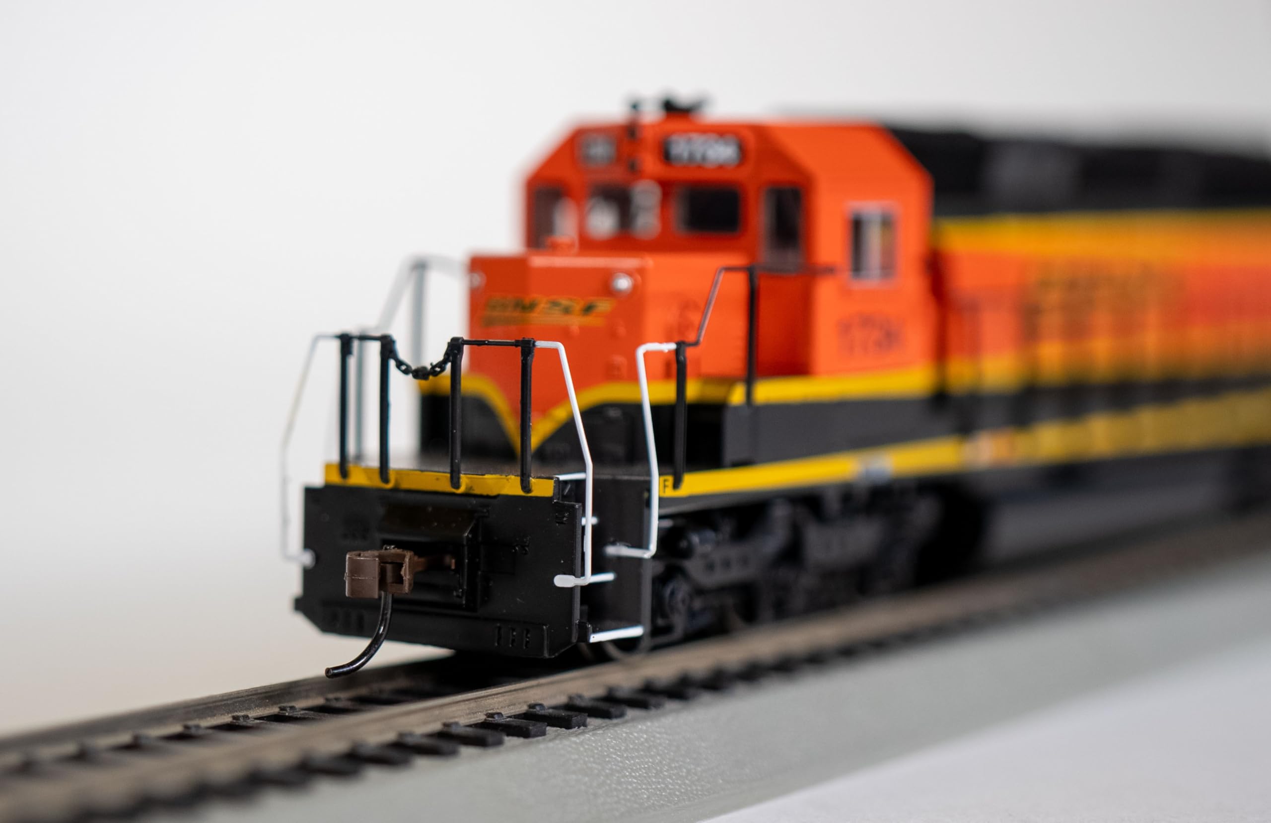 Amazon.com: EMD SD40-2 DCC Equipped Diesel Locomotive BNSF