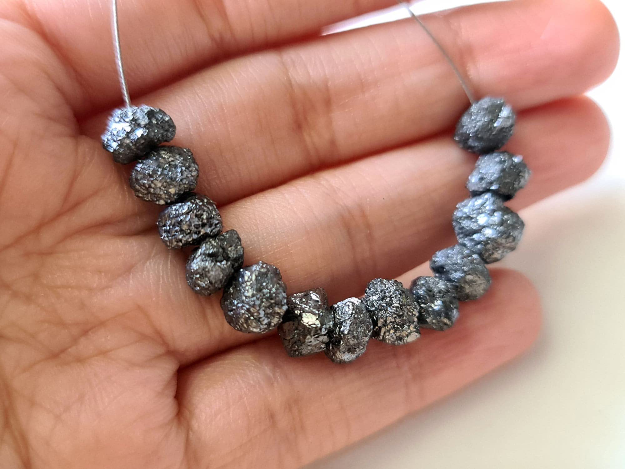 8–8,5 mm große schwarze Rohdiamantperlen für Damen, 2 mm großer, gebohrter schwarzer Diamant, loser Diamant, schwarze Rohdiamantperlen (1 Stück bis 2 Stück Optionen) – PDD54