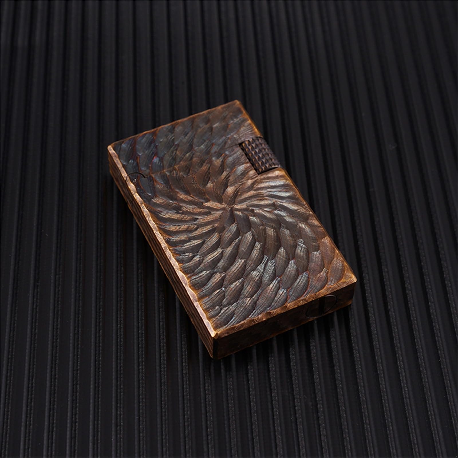 Handgeschnitztes Petroleumfeuerzeug aus antikem Messing, klassischer Klappdeckel, seitliche Schiebezündung, nachfüllbarer Brennstoff, geeignet for Sammeln/Dekorieren/Geschenk