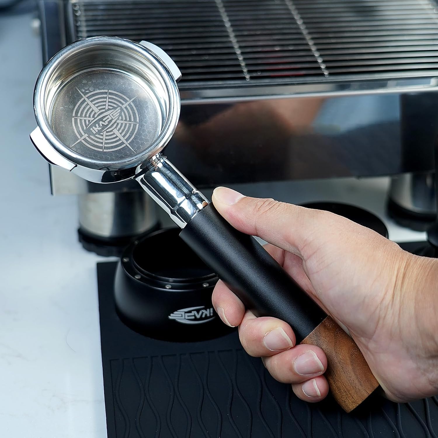 IKAPE 58mm Bodenloser Naked Siebträger, Schwarz - Kompatibel mit E61, Rocket, Sanremo, Slayer, Flair 58, ECM usw. Espressomaschinen (20g Siebträger im Lieferumfang enthalten)
