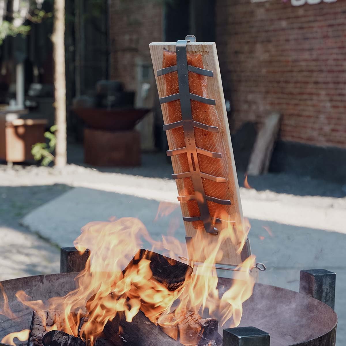 SANTOS Flammlachshalter mit Brett - Flammlachs - Einstellbarer Neigungswinkel - Edelstahl Halterung, Flammlachsbrett, Lachsbrett - Feuerschale & Grill