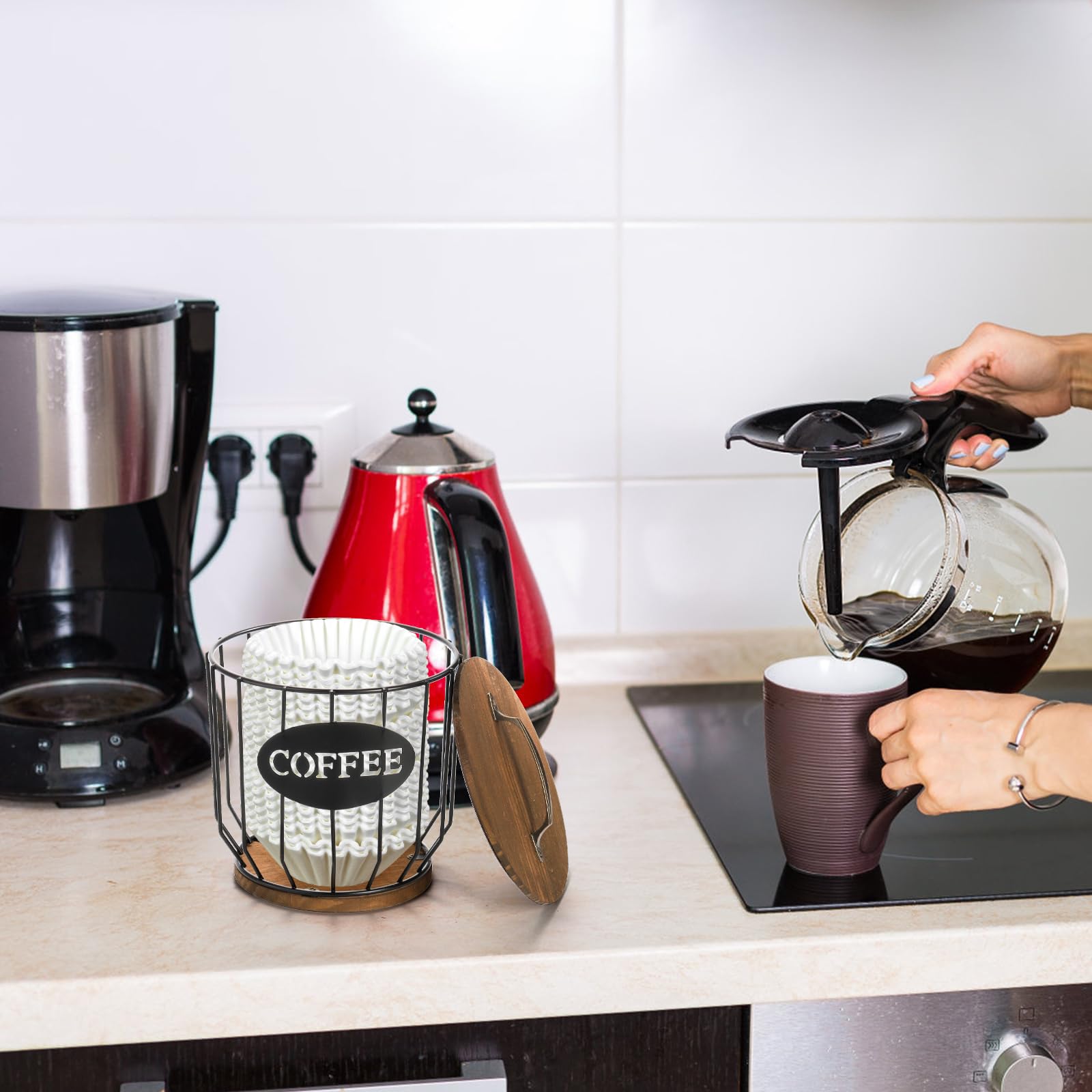 Soporte para cápsulas de café con tapa, soporte para tazas K de gran capacidad con base de madera rústica, cesta de almacenamiento de café de alambre negro para encimera de cocina, organizador 7