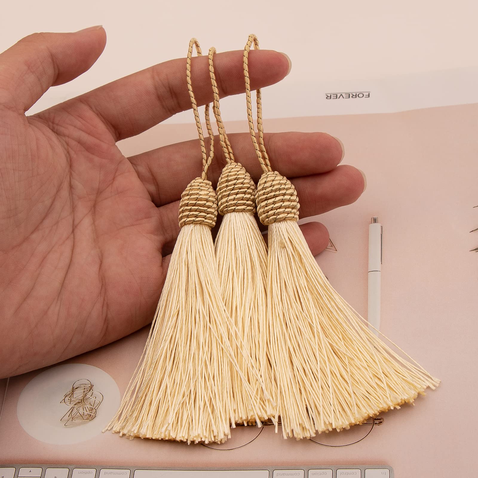 VAPKER Lot de 20 glands de 15 cm avec tête d'ananas en forme de tête d' ananas, pompons de couture en fil soyeux, mini glands artisanaux avec nœud pour cordon, porte-clés